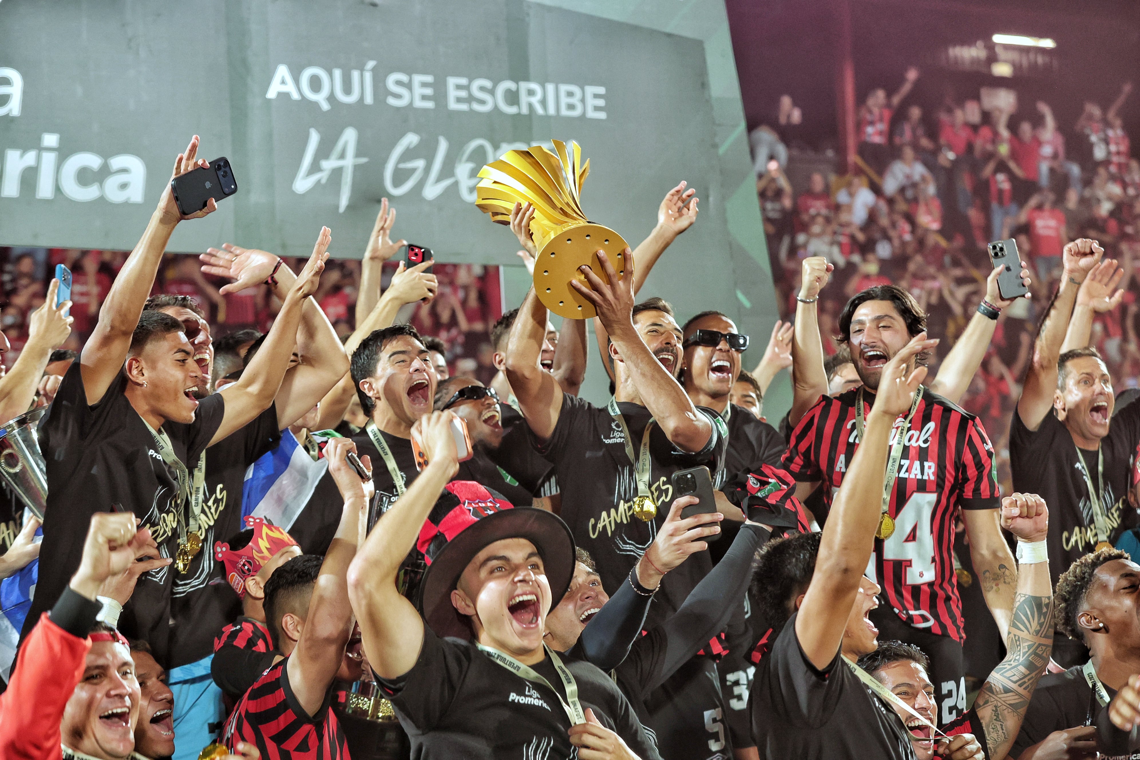 20/12/2025/ partido de ida entre Liga Deportiva Alajuelense vs Saprissa por el partido de vuelta de la final del Torneo apertura de la Liga Promerica 2025 en el estadio Alejandro Morera Soto / foto John Durán
