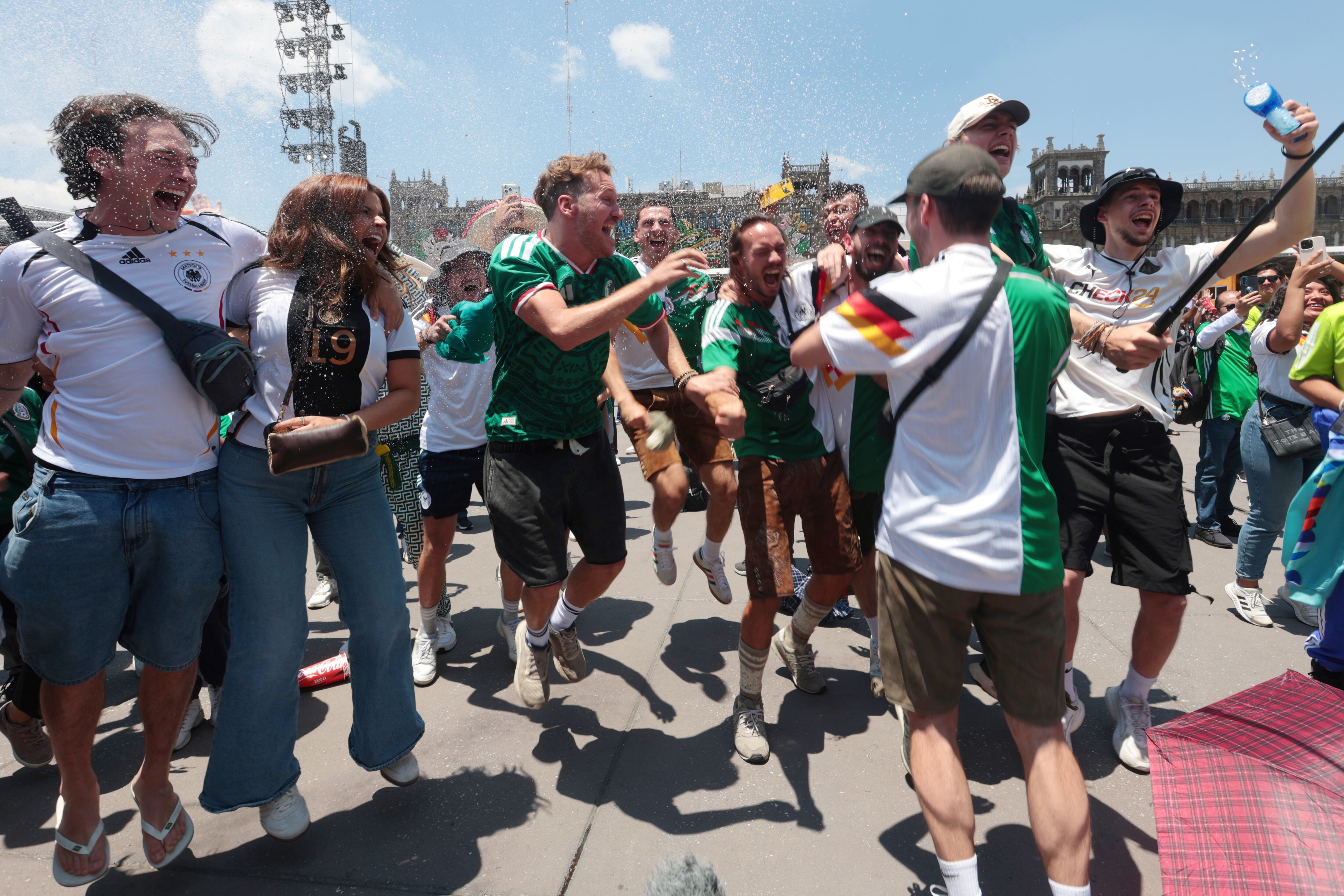 El fotógrafo de La Teja John Durán viajó a la Copa Mundial 2026 para fotografiar partidos, pero terminó encontrando abrazos, lágrimas, rituales, banderas y momentos que también hacen grande la fiesta del fútbol.