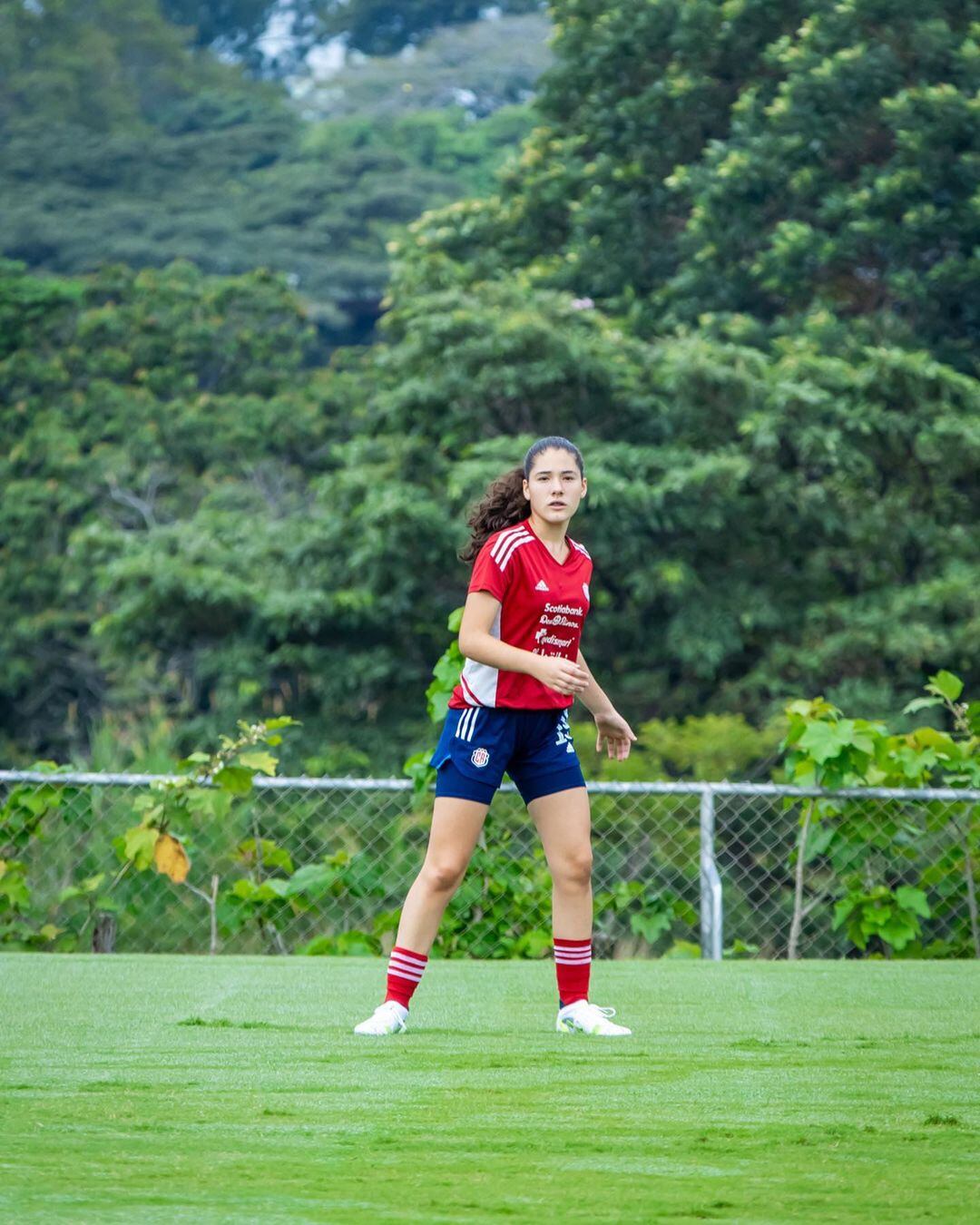 Wyzangel López, hija de Wílmer López, tiene 15 años y juega en las ligas menores de Alajuelense. Foto: Instagram