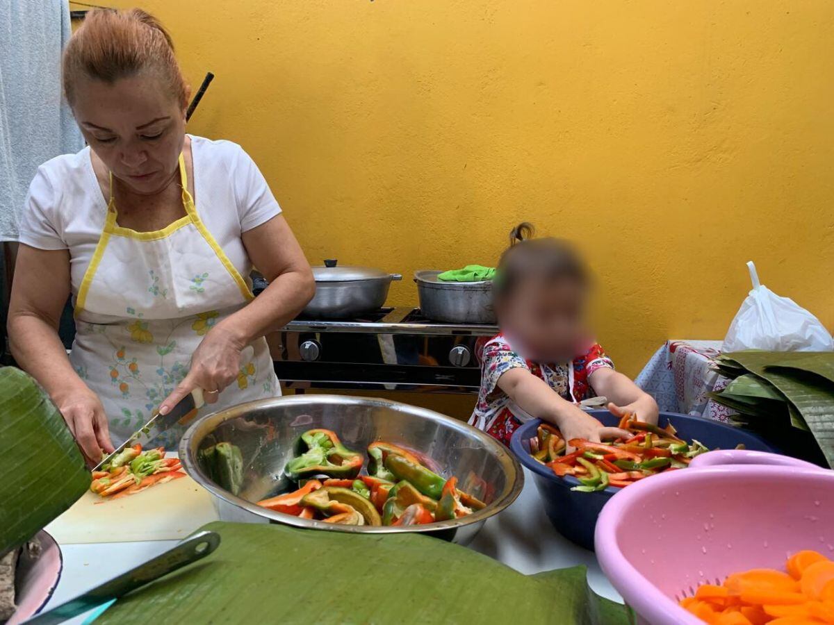 Rita ha hecho de las tamaleadas una muy actividad especial con su familia, pero este año le dolió ver los precios para hacer sus tamalitos. Foto: Cortesía.