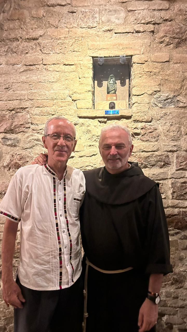 El papa Francisco bendijo a los ticos entre jícaras, café, el Negrito de Esquipulas y hasta chineó a la virgencita de los Ángeles, el pasado 26 de agosto en el Vaticano. Que nos cayera a los costarricenses la bendición papal justo para el mes de la Independencia fue obra del diácono Francisco Venegas Castro, quien ahora vive en Tilarán, pero nació y fue criado en Nandayure, Guanacaste.