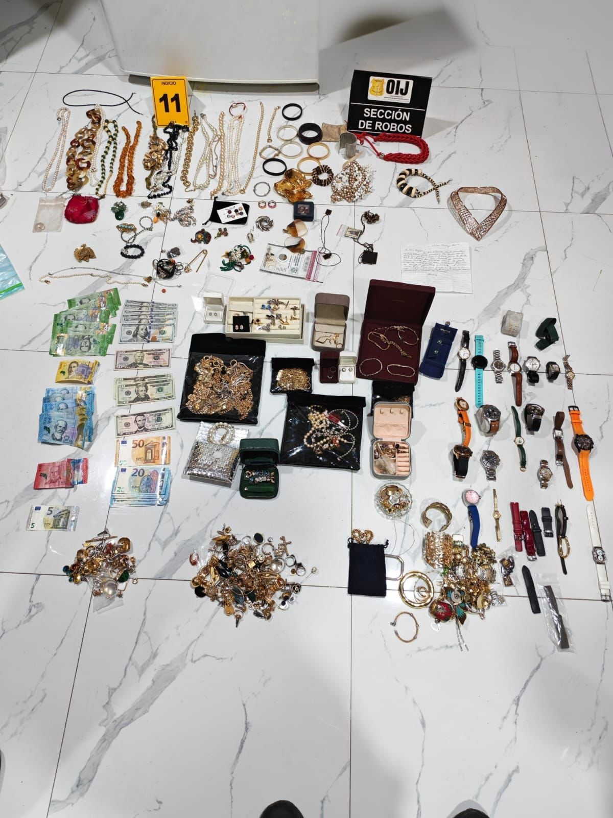 En el allanamiento decomisaron varias de las joyas que habrían sido sustraídas. Foto OIJ.
