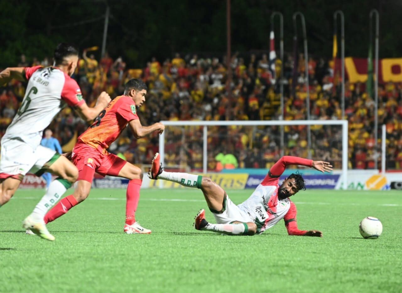 18/02/2024/ juego entre Herediano vs Guanacasteca en el estadio de Santa Bárbara foto ALBERT MARÍN