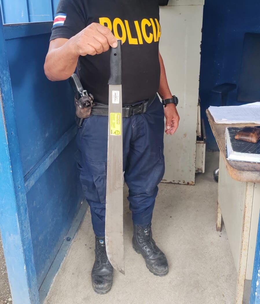 El sujeto incluso se metió a un supermercado a amenazar a las personas con su machete.