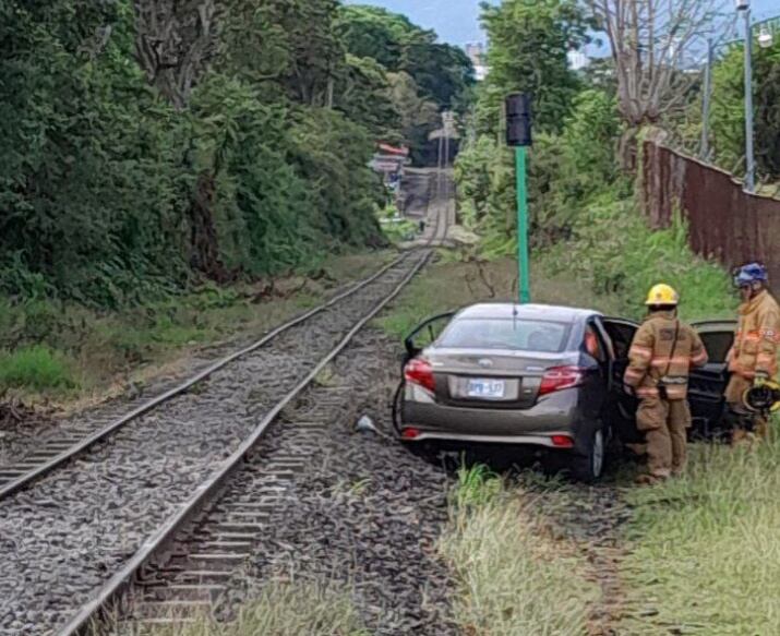 Una mujer fue trasladada urgente luego de que su vehículo colisionó contra un tren en Heredia