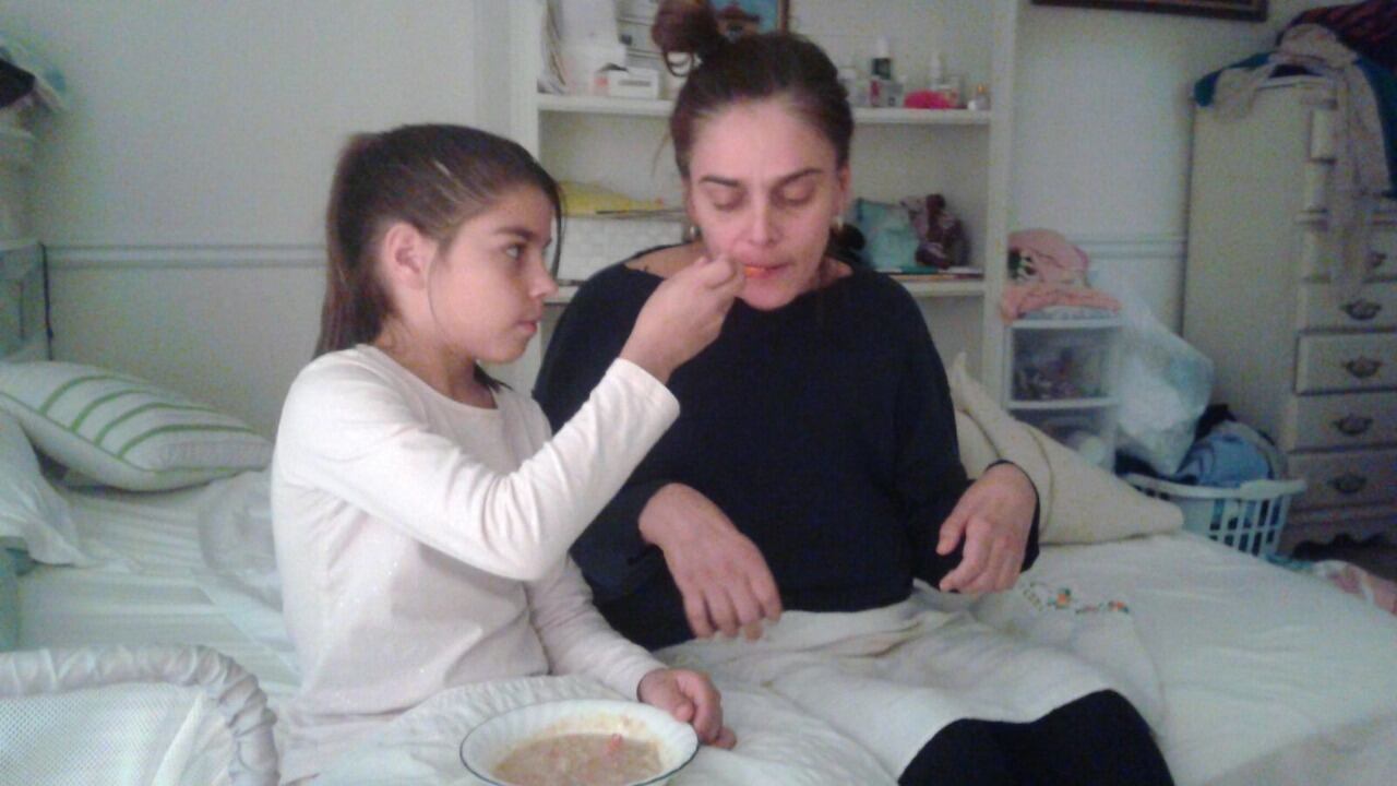 En febrero del 2015, de la noche a la mañana, la costarricense Paula Umaña Hidalgo, no se pudo levar de su cama, quedó como una persona cuadripléjica