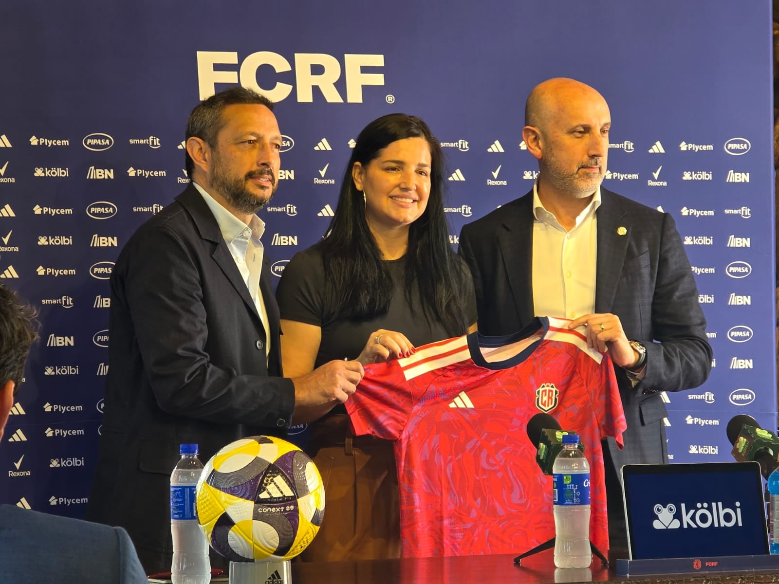 Nueva presentacion de la entrenadora femenina y con la nueva camisa