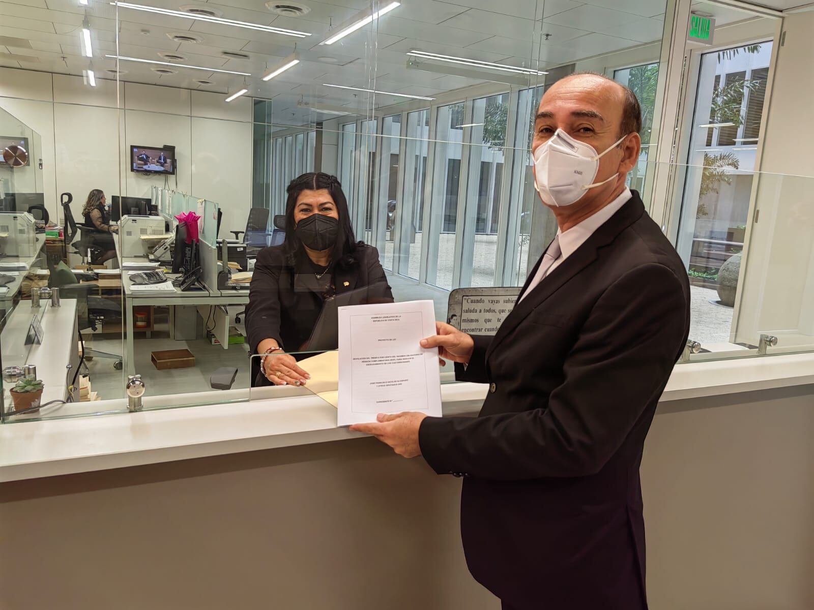 El diputado Francisco Nicolás, del Partido Liberación Nacional, presentó el primer proyecto de ley de este 1 de mayo. Foto Eduardo Vega.