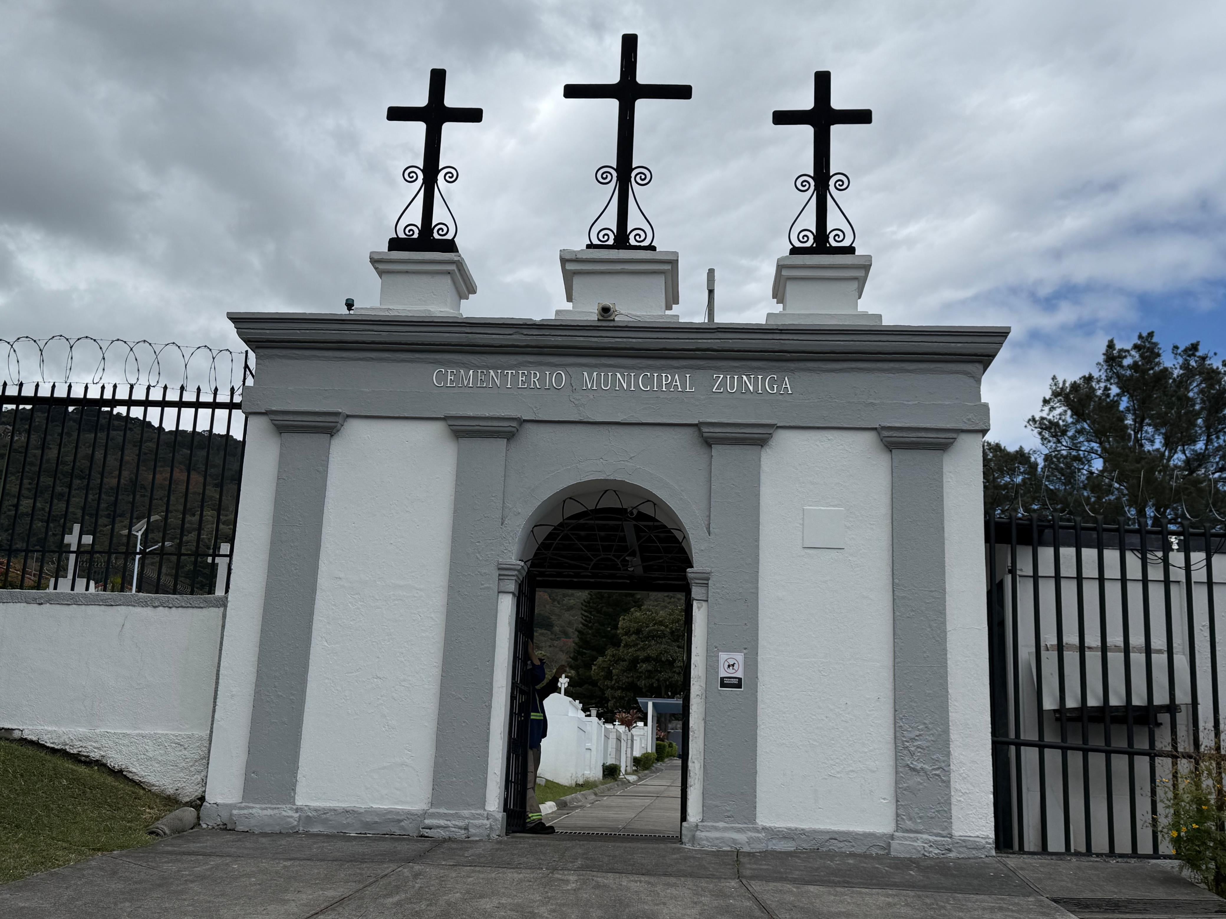 El panteonero del cementerio Zúñiga en Escazú, don Héctor Álvarez Ureña, a quien le explotó el corazón de amargura ante tanta gente que le preguntaba sobre la fosa común