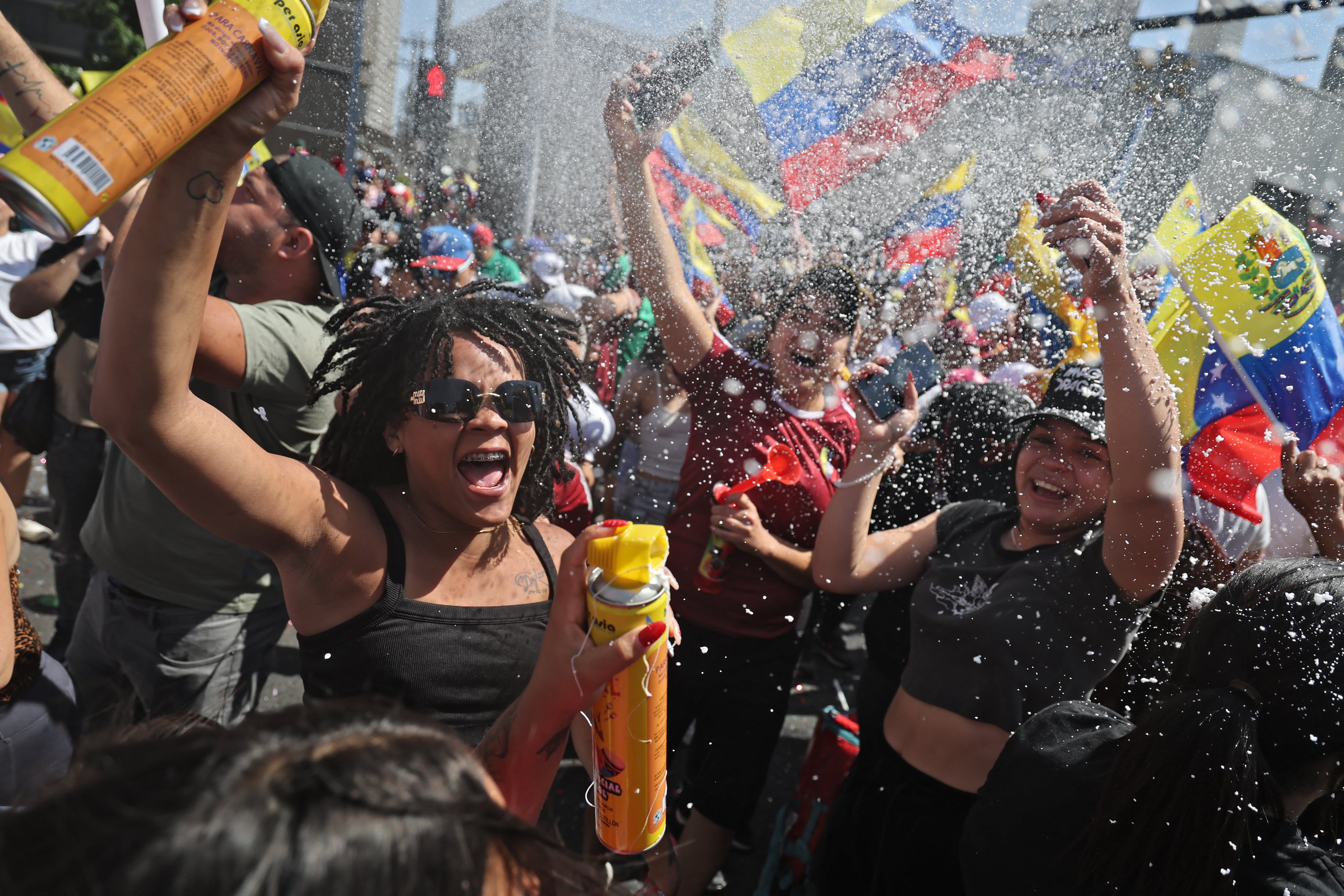 Venezolanos residentes en Chile celebran en Santiago la captura del líder venezolano Nicolás Maduro por parte de las fuerzas estadounidenses. Fotografía: