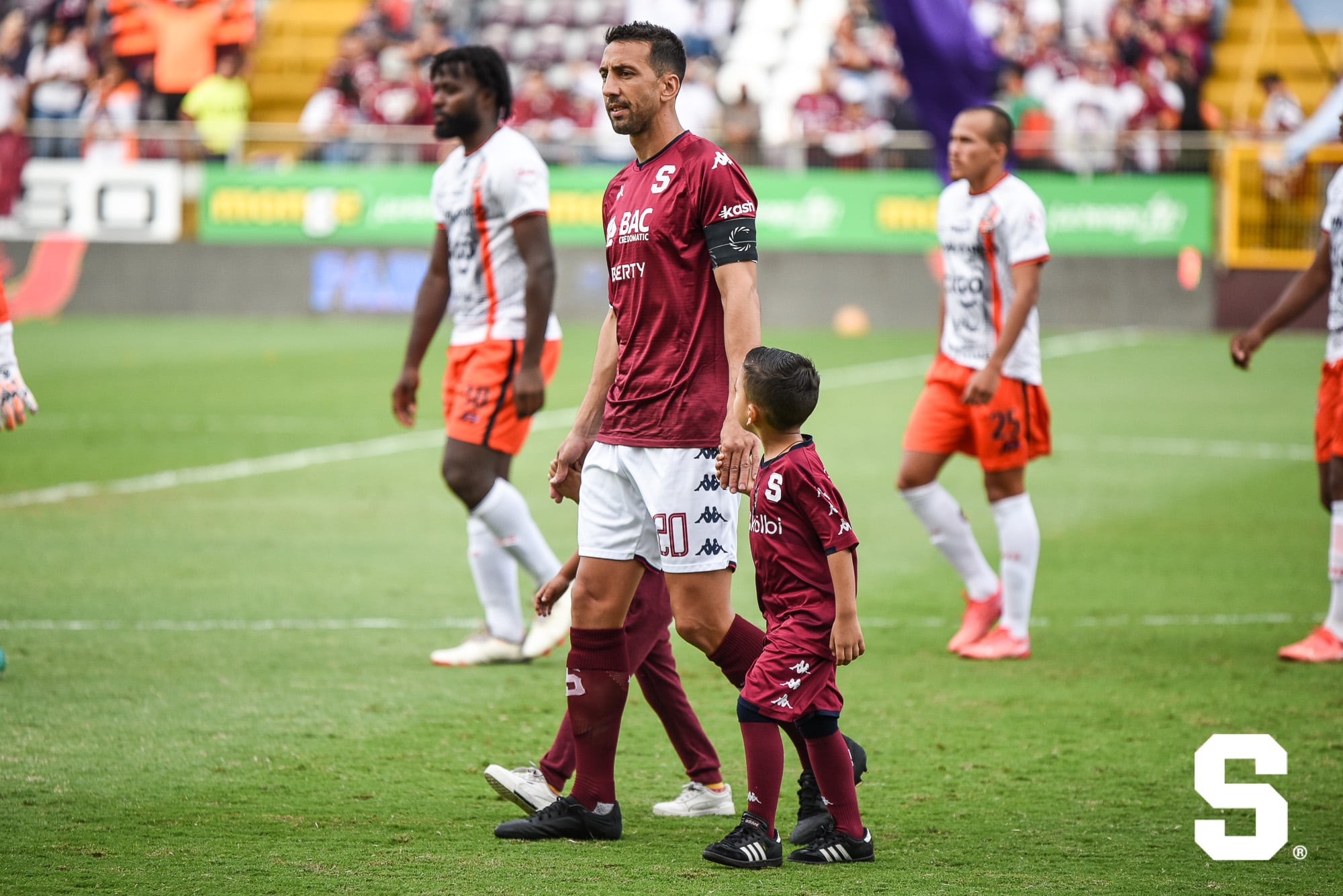 Ezequiel Pérez, pequeñito que compartió con Mariano Torres el domingo en el juego contra Puntarenas. Prensa Saprissa.
