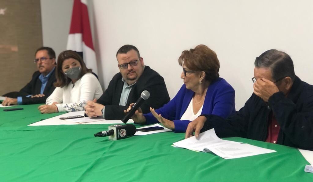 El Partido Liberación Nacional (PLN) enfrenta una de las peores crisis de los últimos años y el claro ejemplo es que casi al final del pasado 3 de agosto, el Comité Ejecutivo verdiblanco renunció en pleno, después de que este 3 de agosto, a las 5 de la tarde, el PLN recibiera una carta con 800 firmas