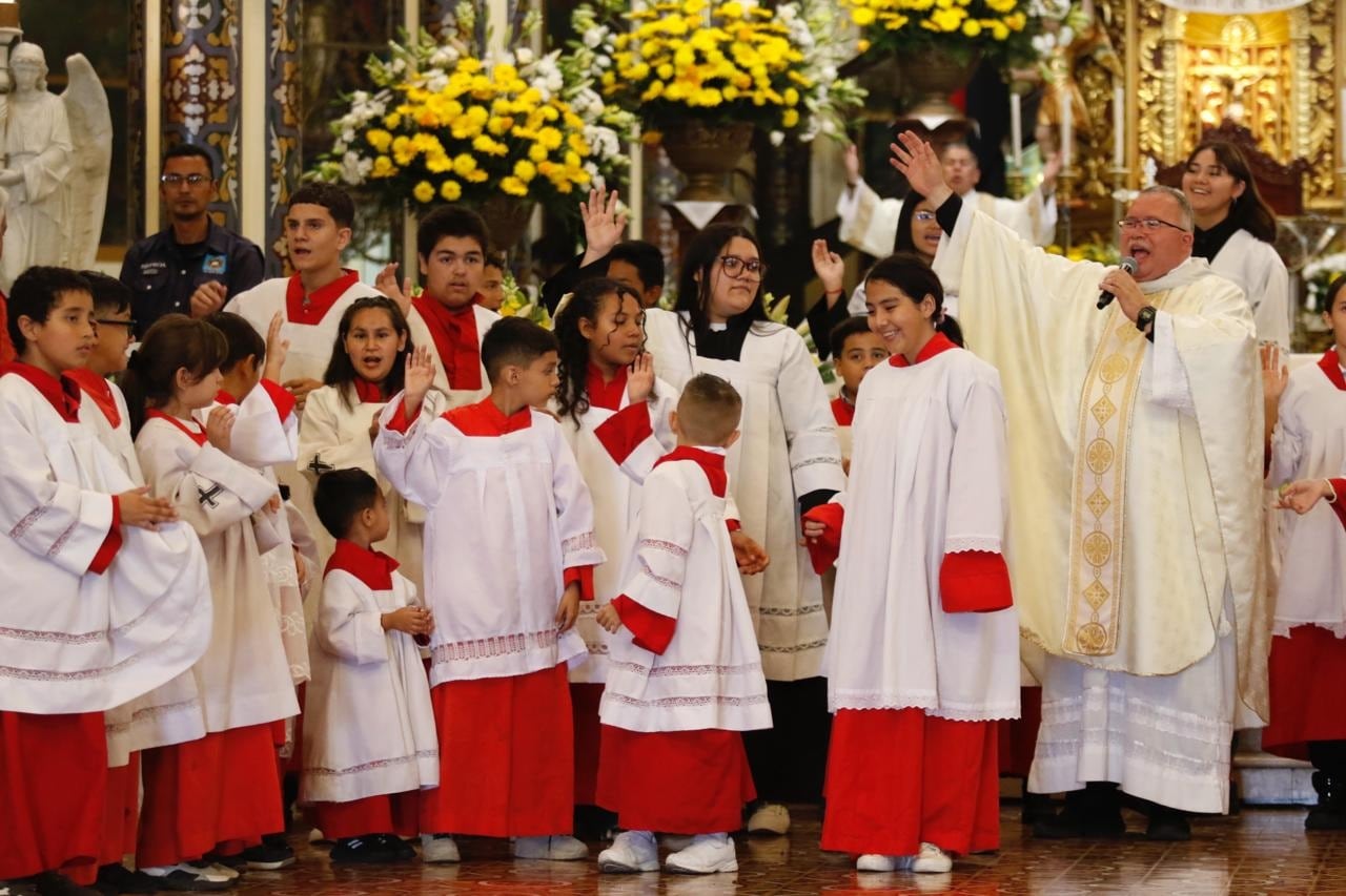 El padre Sergio Valverde de Obras del Espíritu Santo nos pareció perfecto para formar parte de esta novena que le hacemos a la Negrita, porque como él mismo dice: ““Confieso que estoy enamorado de la virgencita de los Ángeles”.