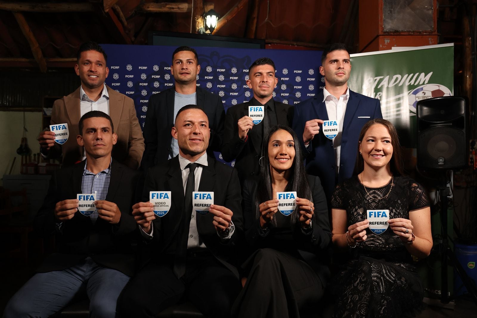 Ocho de los 40 árbitros que recibieron su gafete FIFA mostraron con orgullo el distintitvo. Steven Madrigal (abajo) fue uno de los que recibió doble gafete.