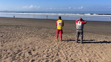 Cruz Roja mantiene intensa búsqueda de hombre arrastrado por el mar en Jacó
