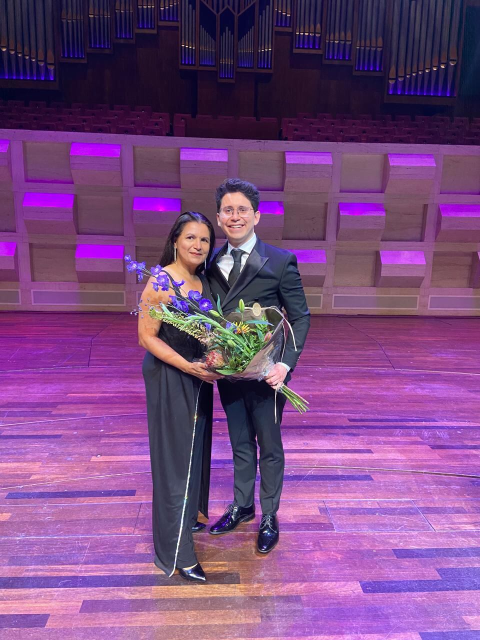 Luis Castillo Briceño, nativo del residencial Las Margaritas en San Sebastián, se alzó con el primer lugar en una de las competencias más importantes del planeta en dirección de orquestas y puso en alto a Costa Rica con su carisma, talento y sabor pura vida. En la foto, con la mamá, doña Ana Briceño Castro.