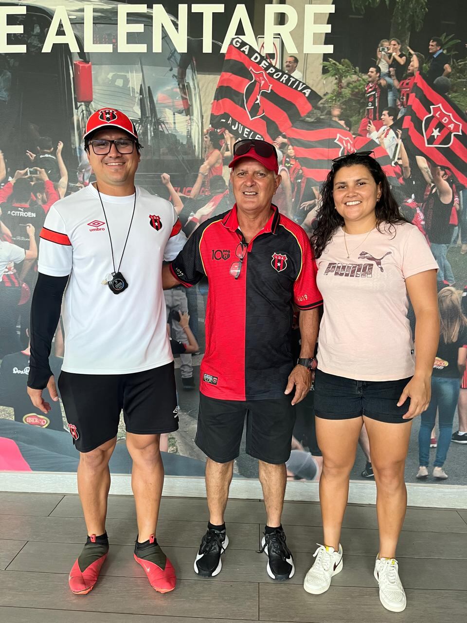 Don Carlos Barrantes, exjugador de Alajuelense se siente realizado al ver que su hijo Juan Carlos Barrantes y su hija María Fernanda Barrantes también tienen su pasó por el club.