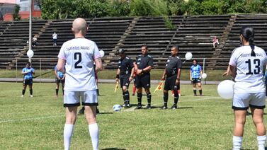 Mujer que perdió a esposo por leucemia y enfrenta el cáncer por tercera vez encontró en el fútbol su mejor aliado