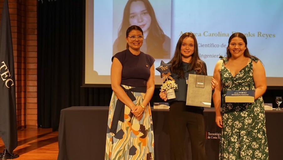 Andrea Ebanks Reyes, estudiante del colegio público Científico Costarricense, sede Alajuela, obtuvo el mayor puntaje posible en el Proceso de Admisión 2025-2026 para ingresar al Tecnológico de Costa Rica (TEC). Es decir, logró 800 puntos de 800 posibles. En la foto, de izquierda a derecha, Máster Camila Delgado Agüero, vicerrectora de Vida Estudiantil y Servicios Académicos, Andrea Ebanks y María Francinni Mora Chacón, presidenta de la Federación de Estudiantes del TEC, FEITEC.