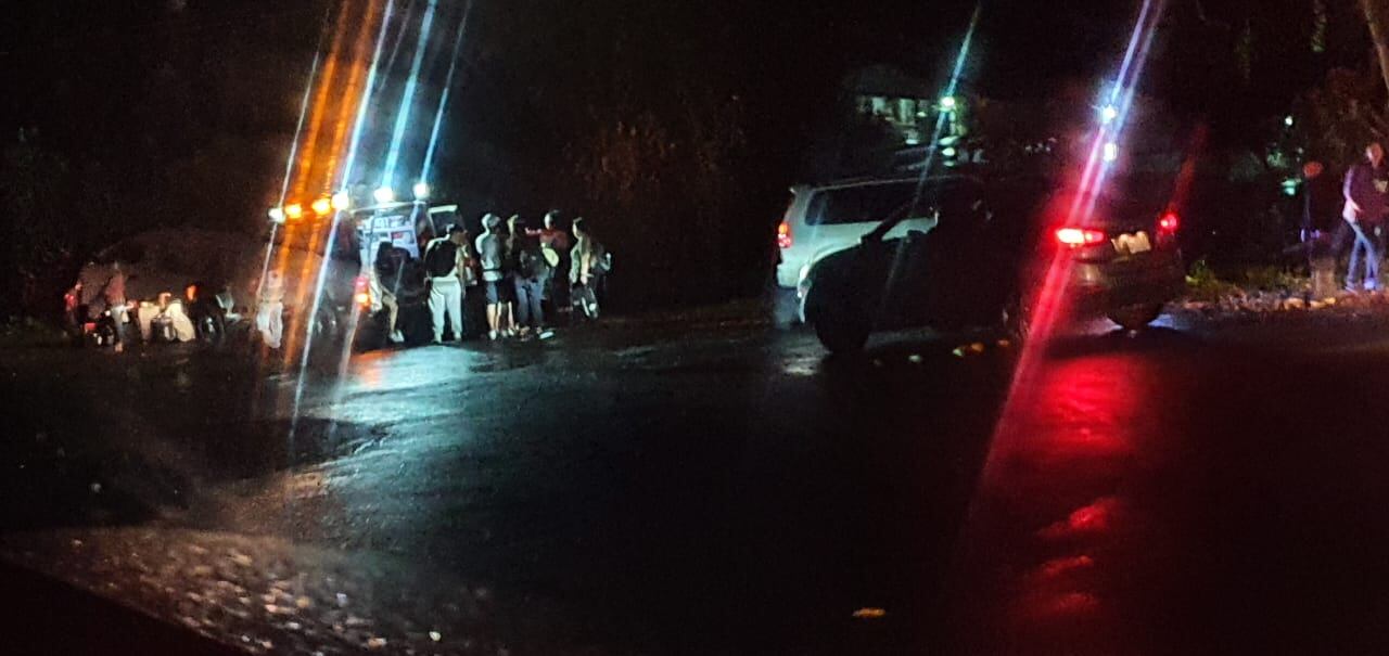 La Cruz Roja atendió a 15 personas tras la caída de una buseta en un precipio.