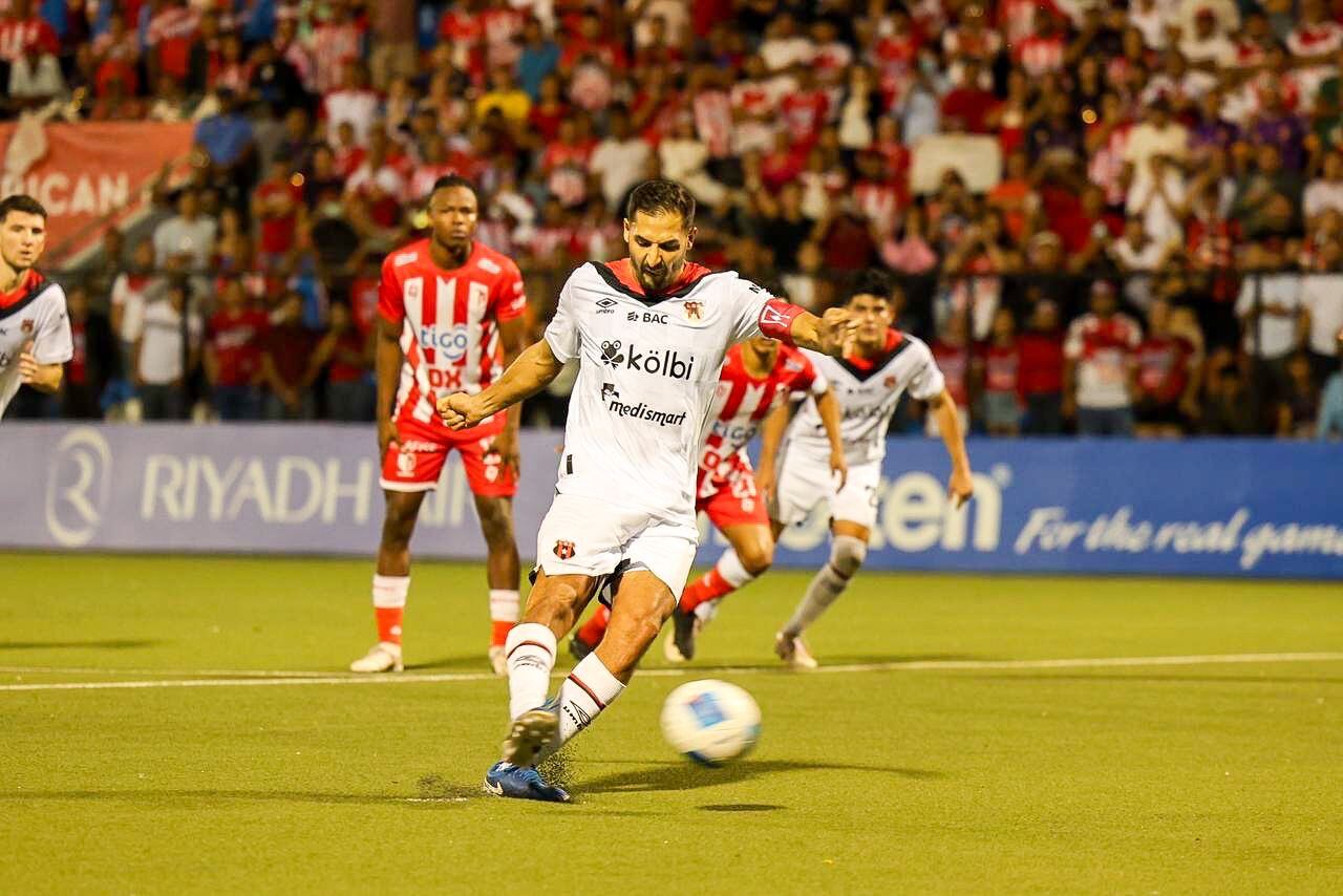 Celso Borges anotó de penal ante el Real Estelí, en la ida de la final de la Copa Centroamericana. Fotografía: Prensa Alajuelense
