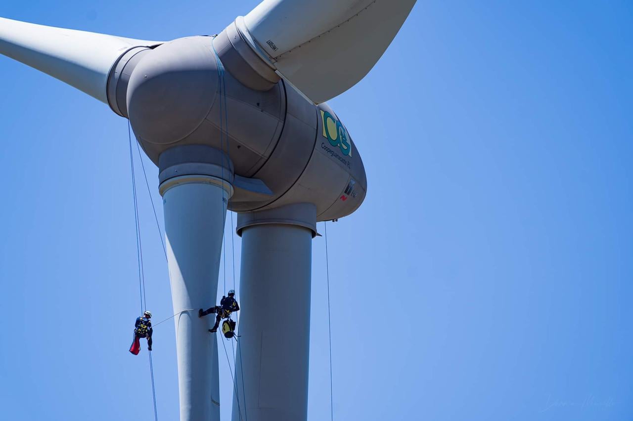 Félix Cabezas Ordoñez y Mauro Masis Solís, son técnicos que reparan y les dan mantenimiento a las torres eólicas propiedad de Coopeguanacaste y lo suyo es encaramarse hasta el puro cucurucho de esas torres cada vez que se necesita