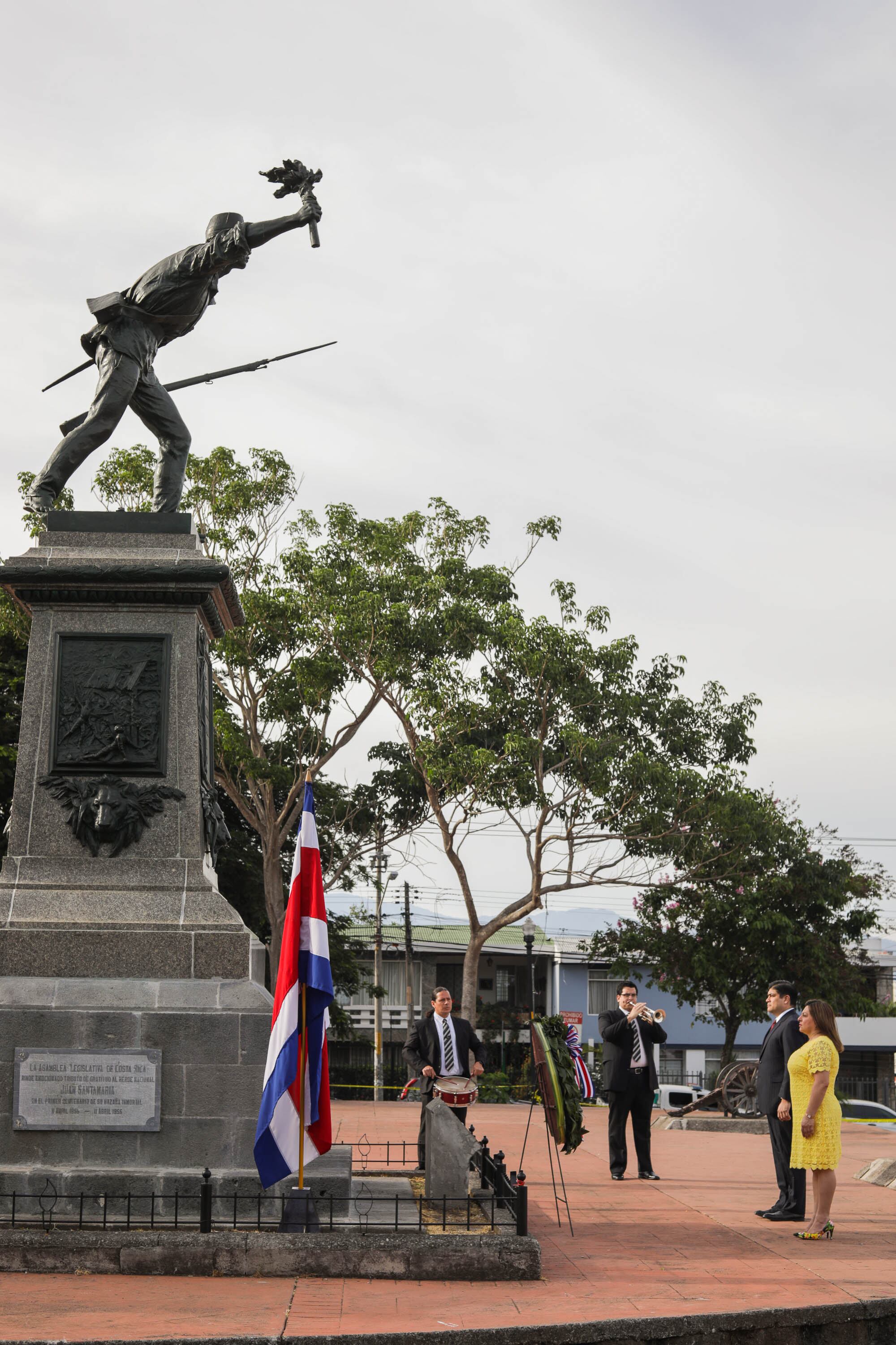 Jesús Campos y Julio Camacho fueron los dos únicos músicos de la Banda de Alajuela en los actos del 11 de abril en Alajuela. En la foto el presidente Carlos Alvarado y la alcaldesa de Alajuela Laura María Chaves Quirós