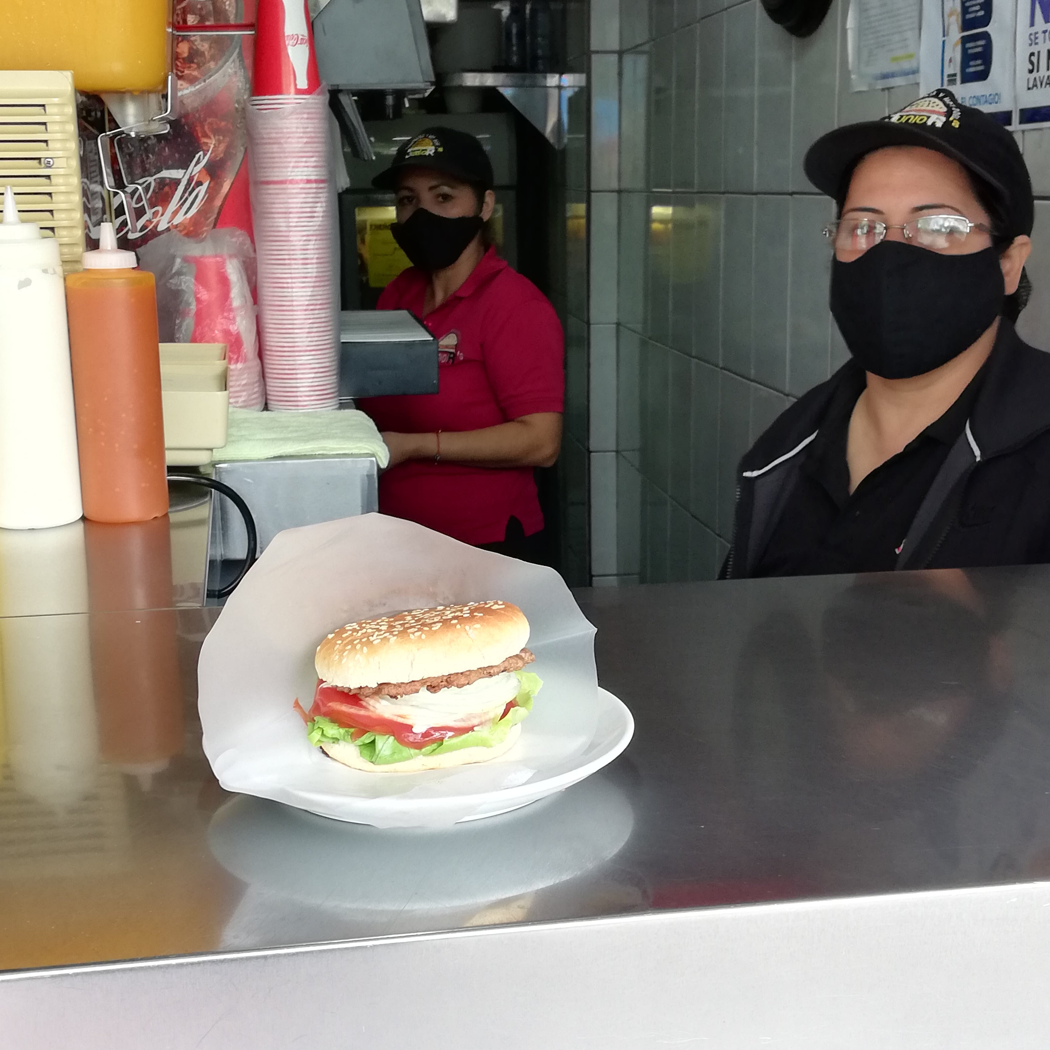 “Hamburguesas Junior’s”  tiene 45 años de vender en una ventanita al costado oeste del parque Central de San José. En la foto, doña Margarita Ruiz Hernández y Tania Ibarra, atienden la clientela.