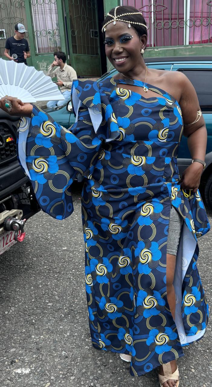 La exposición del santísimo inspiró a la pastoral de la parroquia de Limón a hacer vestiditos para la Negrita. En la foto, la doctora Eika Hancork Grant.