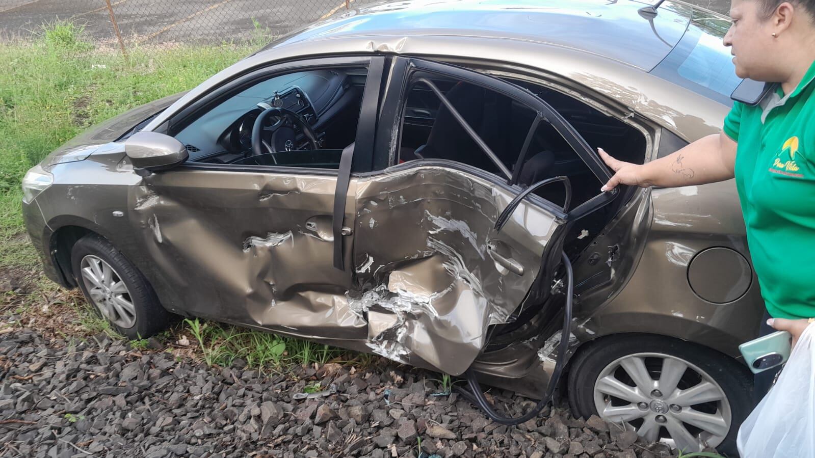 Choque carro y tren, detrás de la Ulatina en Heredia. Foto: Cortesía