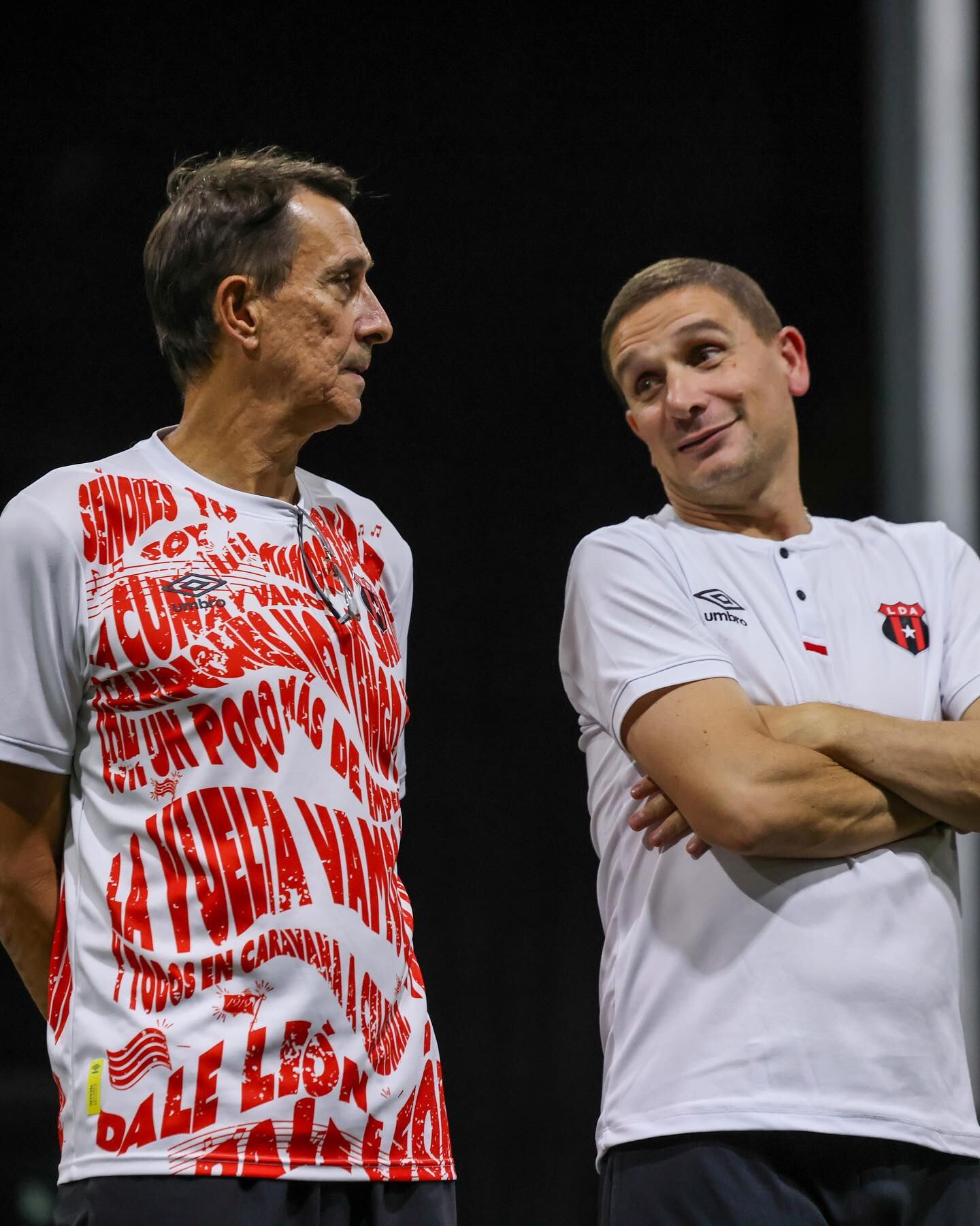 Alexandre Guimaraes y su asistente, Juliano Fontana supervisan un trabajo de Liga Deportiva Alajuelense previo al partido contra Santos en Guápiles.
