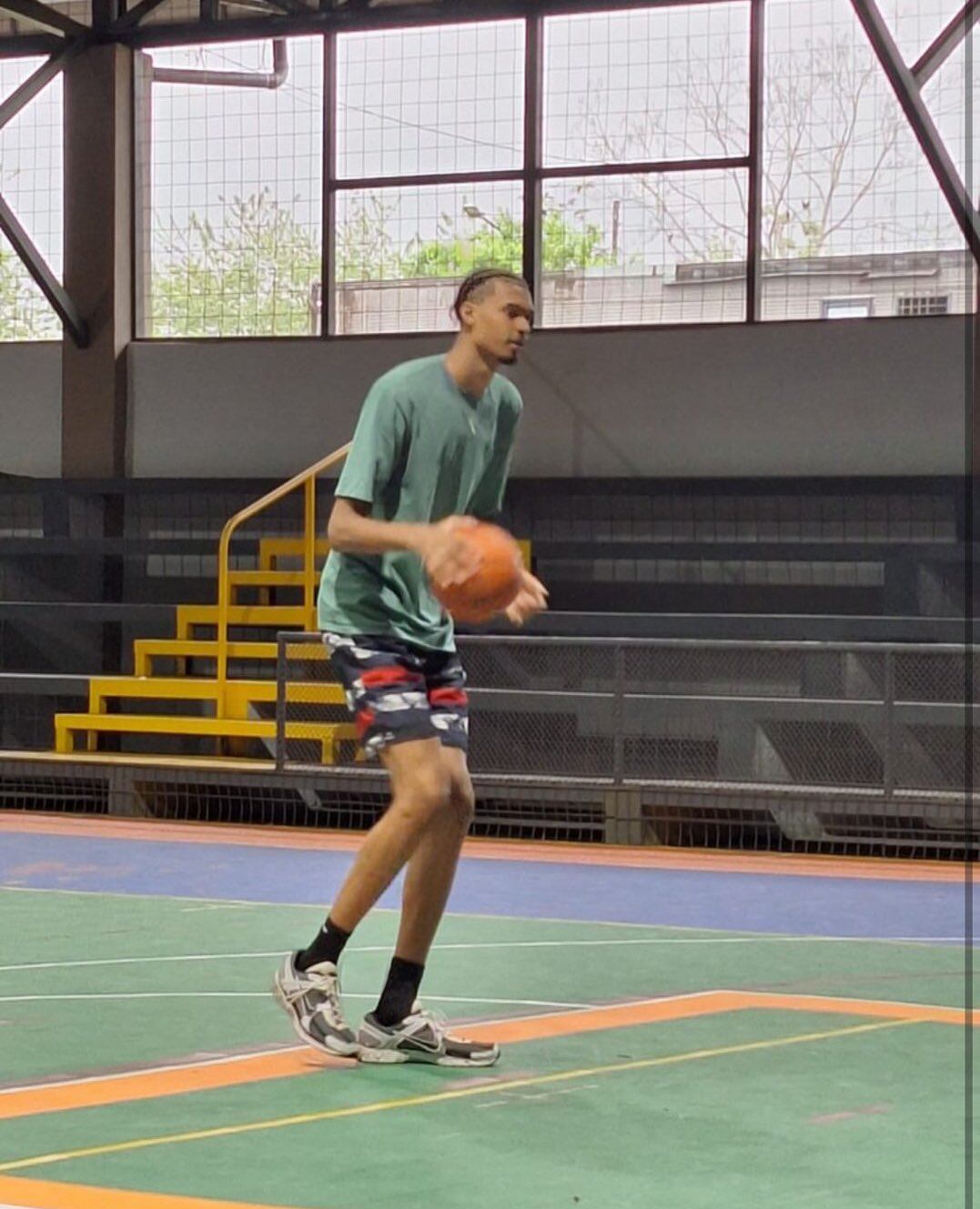 Víctor Wembanyama practicó unos tiros en el polideportivo de La Fortuna en San Carlos.