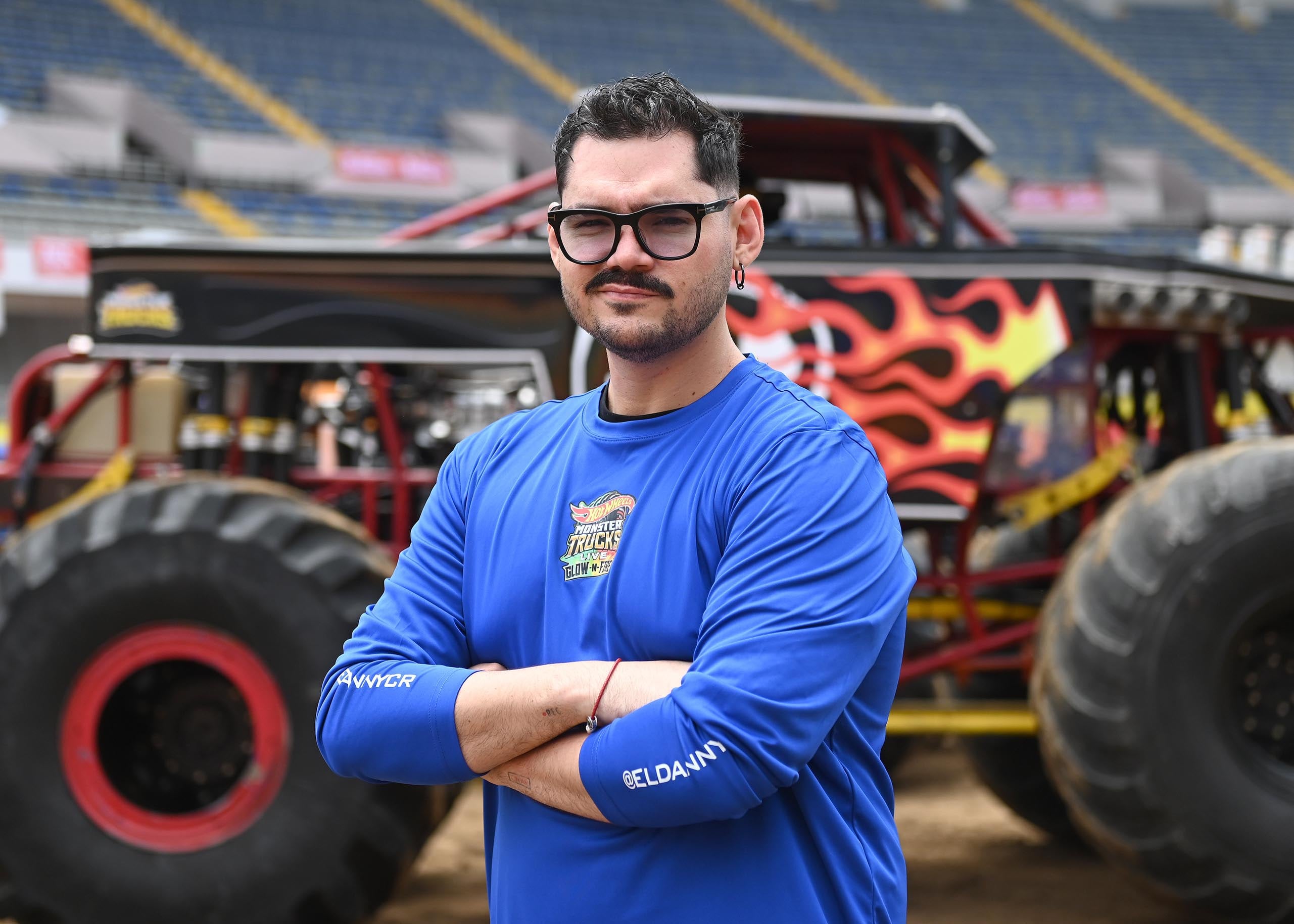 25 de abril del 2025. Estadio Nacional, La Sabana. 10:00 hrs. Preparativos para el show HotWheels Monster Trucks Glow and Fire en la gramilla del Estadio Nacional. Maquinaria pesada realiza movimientos de tierra creando las rampas que los pilotos de monster trucks usarán durante los diferentes shows que ofreceran los días viernes, sábado y domingo de abril. En la foto: Algunos pilotos fueron entrevistados y se documentaron detalles de los vehículos y de los trabajos que realiza la maquinaria pesada. El Danny CR posa para la foto. Foto: Albert Marín. para la Teja.