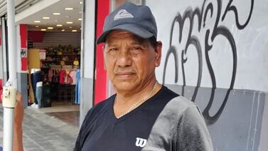 Don Ernesto tiene 60 años de limpiar zapatos y con dolor asegura que el oficio ya casi desaparece