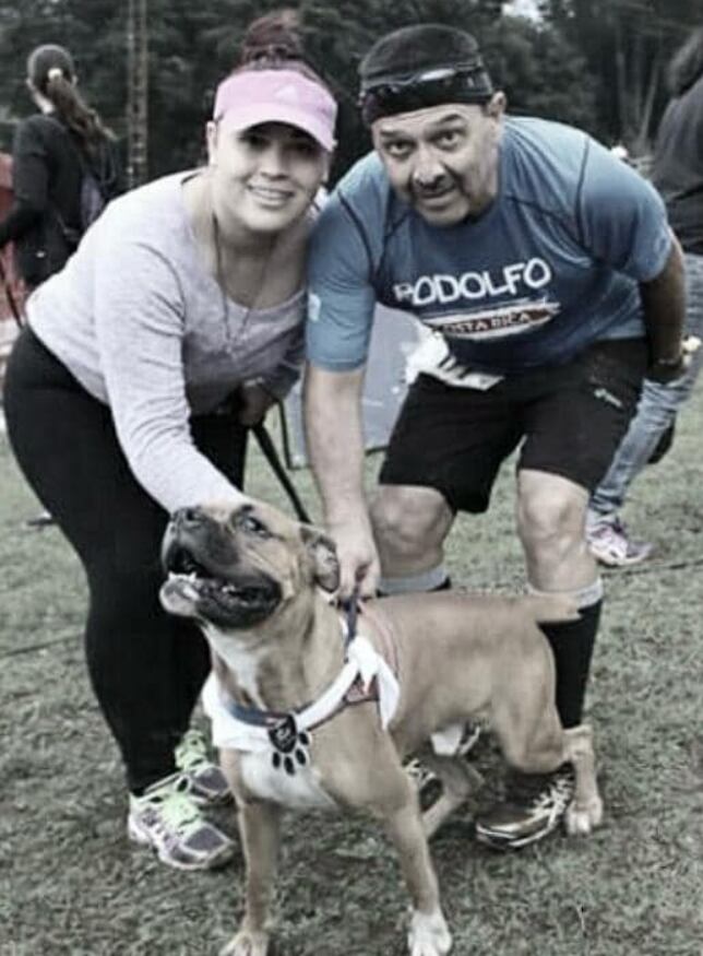 Adrián Méndez, periodista de Teletica radio, y su perro Drako, que partió al cielo de los perros este 21 de noviembre de 2024.
