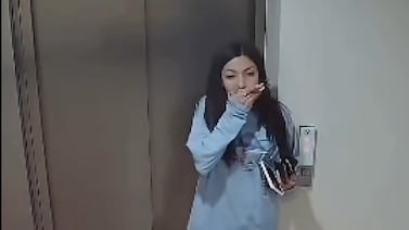 Video muestra a dama de compañía a minutos de homicidio de extranjero al que habría matado con vaso de licuadora
