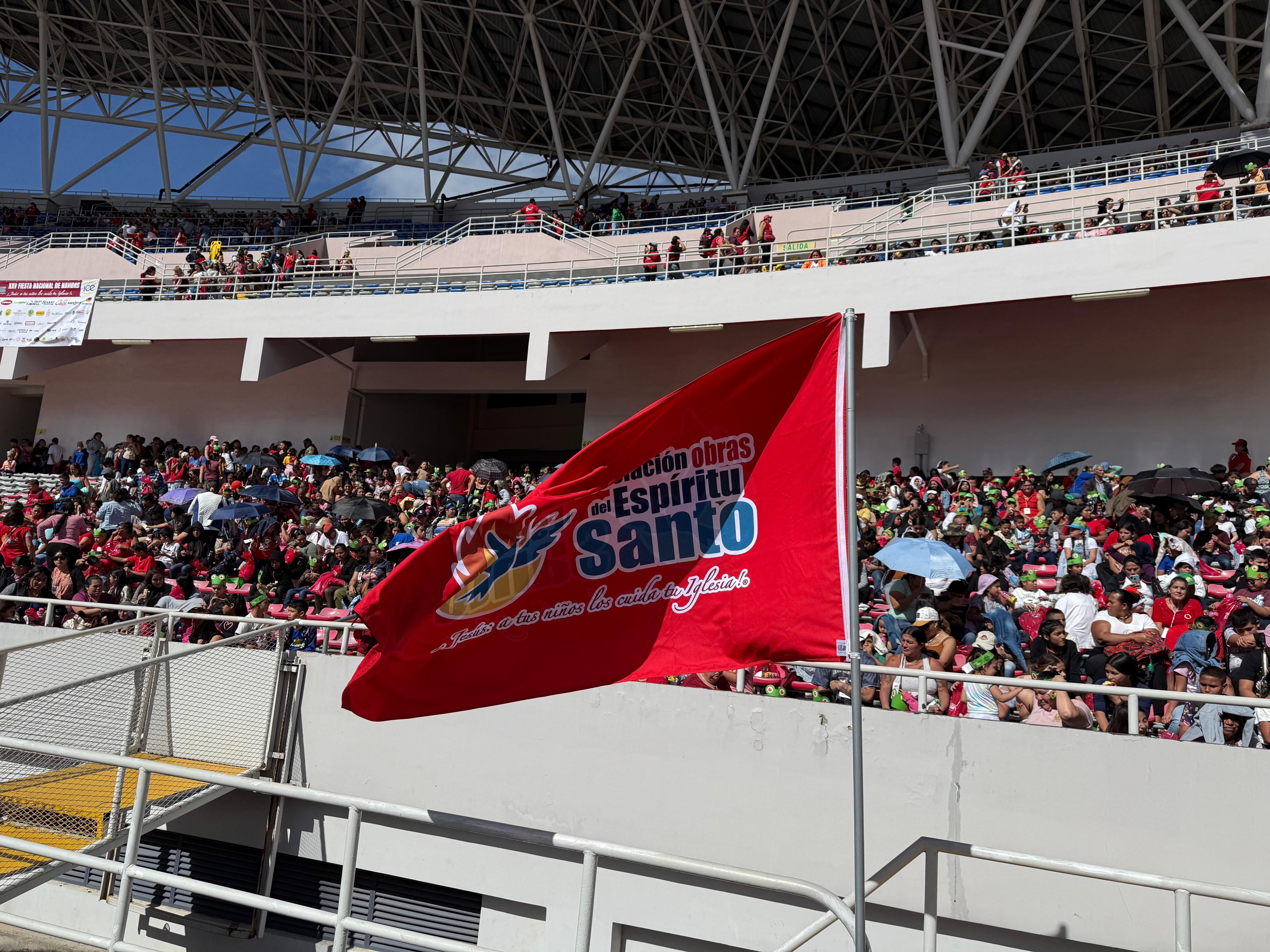 Desde temprano, miles de niños hicieron fila para ingresar al Estadio Nacional y vivir la tradicional fiesta navideña del padre Sergio.