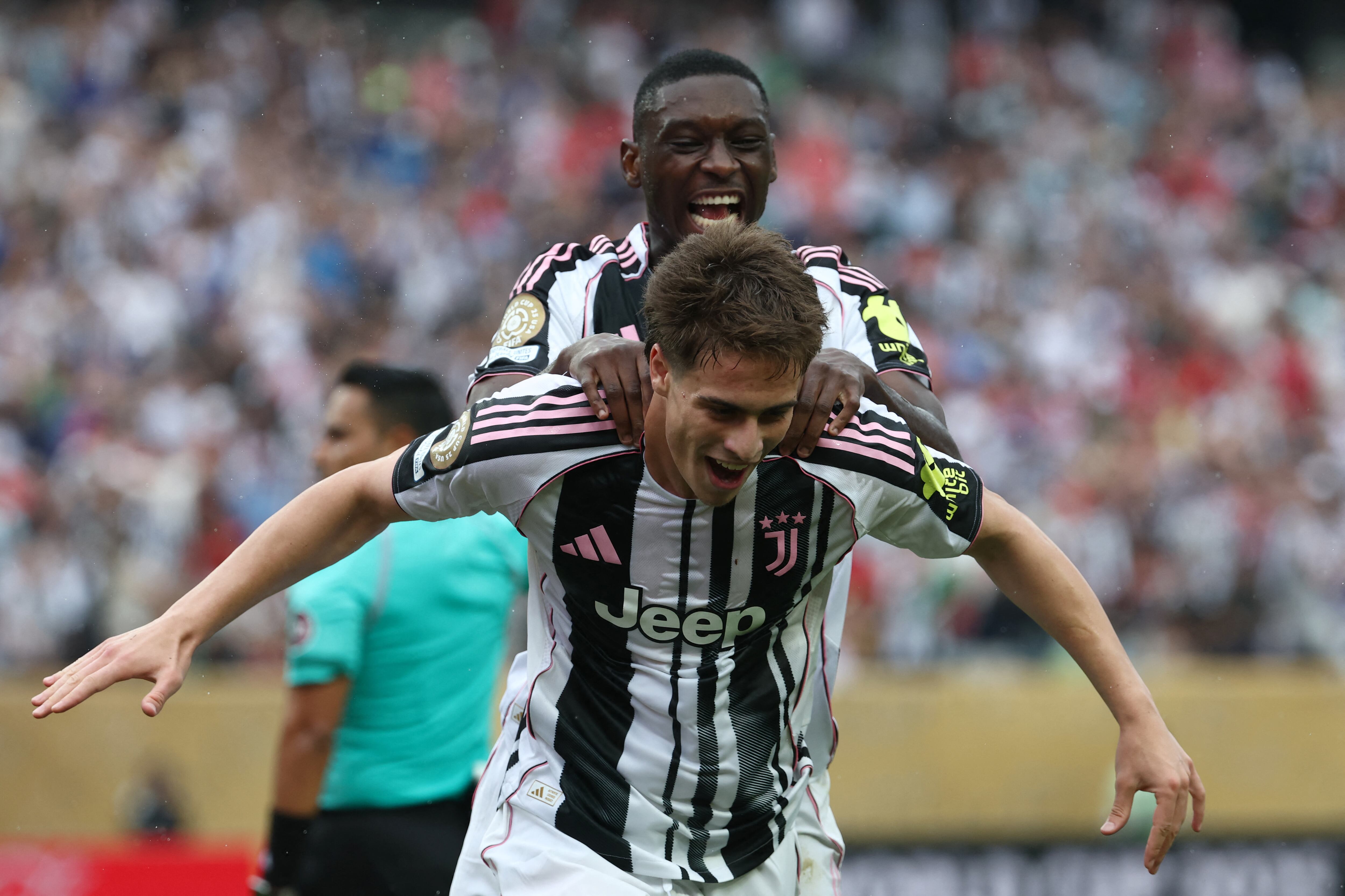 El volante turco de la Juventus Kenan Yildiz celebra con el francés Kolo Muani luego del segundo gol ante el Wydad de Casablanca por el Mundial de Clubes.