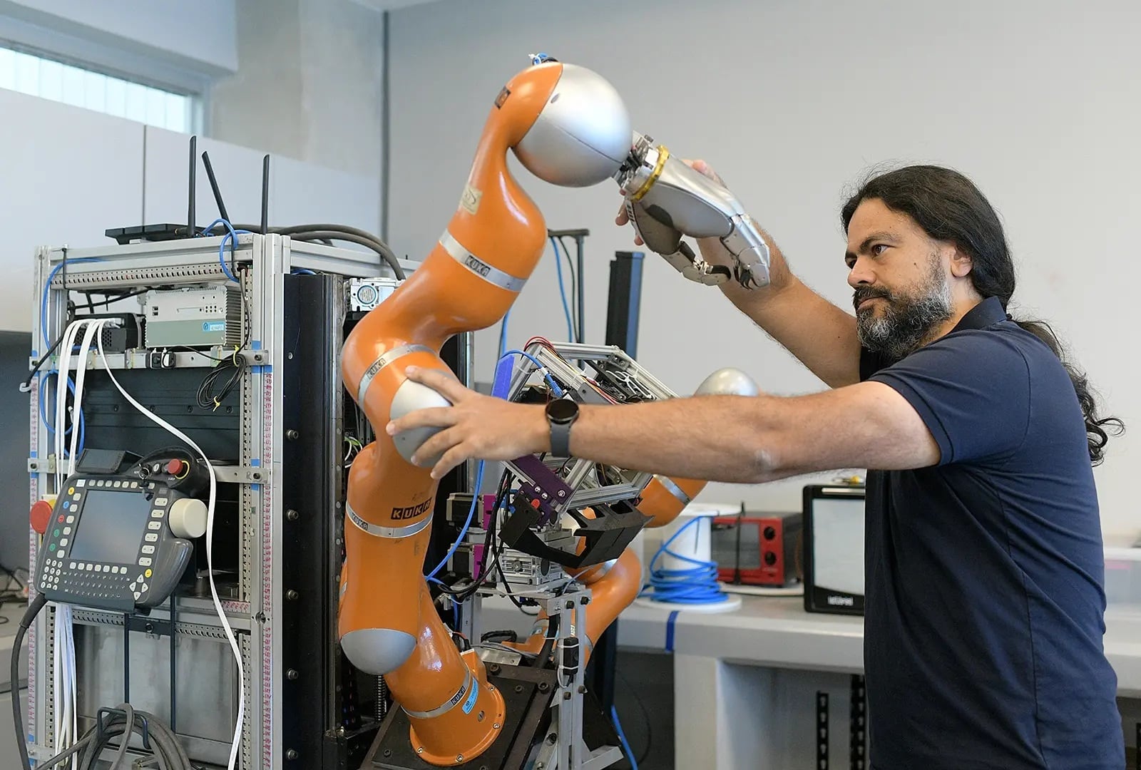 Con un trabajo único en su tipo en Centroamérica, el Arcos-Lab del Instituto de Investigación de Ingeniería (INII) y de la Escuela de Ingeniería Eléctrica de la Universidad de Costa Rica (UCR) destaca por alcanzar un hito: estudiar, diseñar y crear robots y sistemas cognitivos que ayuden a las personas en tareas de la vida diaria y en procesos industriales y comerciales. En la foto el doctor Federico Ruiz Ugalde, coordinador del Arcos-Lab