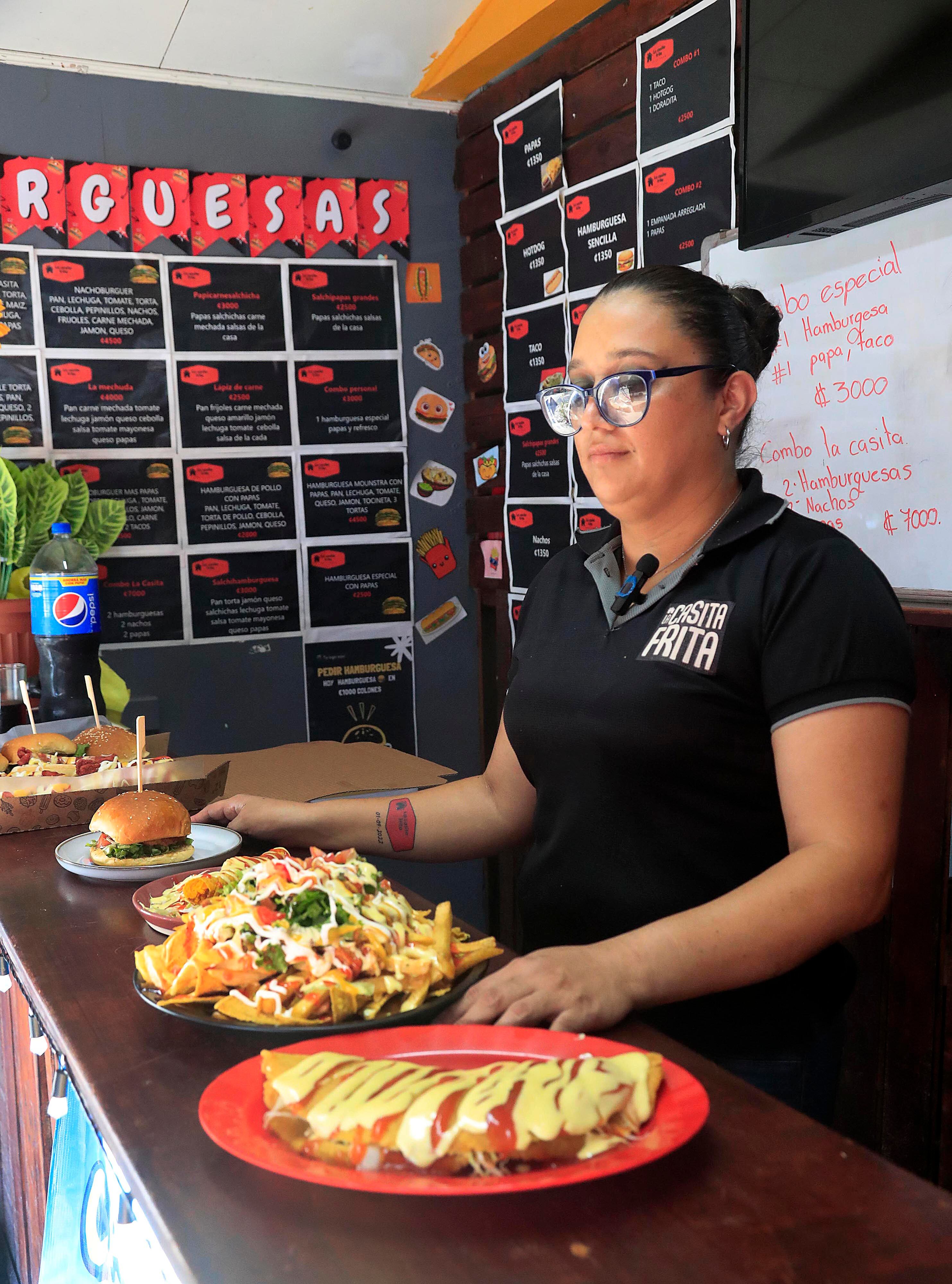 05/01/2024 Guadalupe de Cartago. La Casita Frita, es una pequeña soda de comidas rápidas pero de gran tamaño, ricas y de precios muy accesibles. Empanadas gigantes, papanachos, tacos, hamburguesas con torta y pan artesanal, patacones y combos gigantes son parte del variado menú que se puede disfrutar todos los días desde la tarde hasta casi la medianoche.