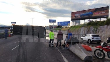 Vuelco de camión en ruta 27 está generando presa de más de 5 kilómetros hacia San José