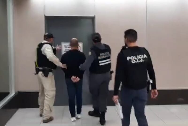 Un abogado de apellidos Martínez Parada detenido en el aeropuerto Juan Santamaría al estar relacionado al caso Madre Patria. Foto: Captura de video