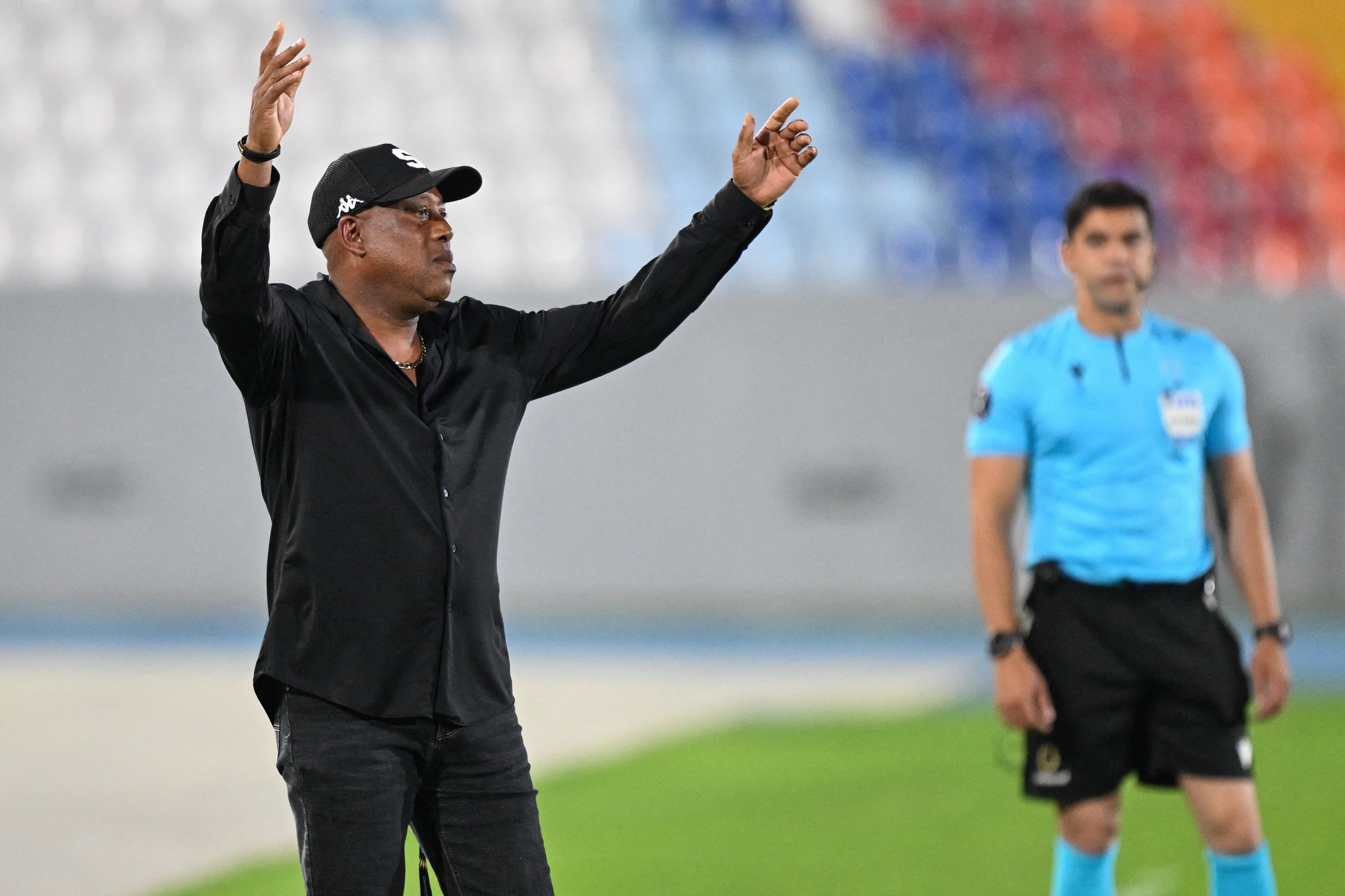 El entrenador de Saprissa, Hernan Medford, gesticula durante el partido ante el Luis Ángel Firpo en el estadio Jorge "El Mágico" González de San Salvador.