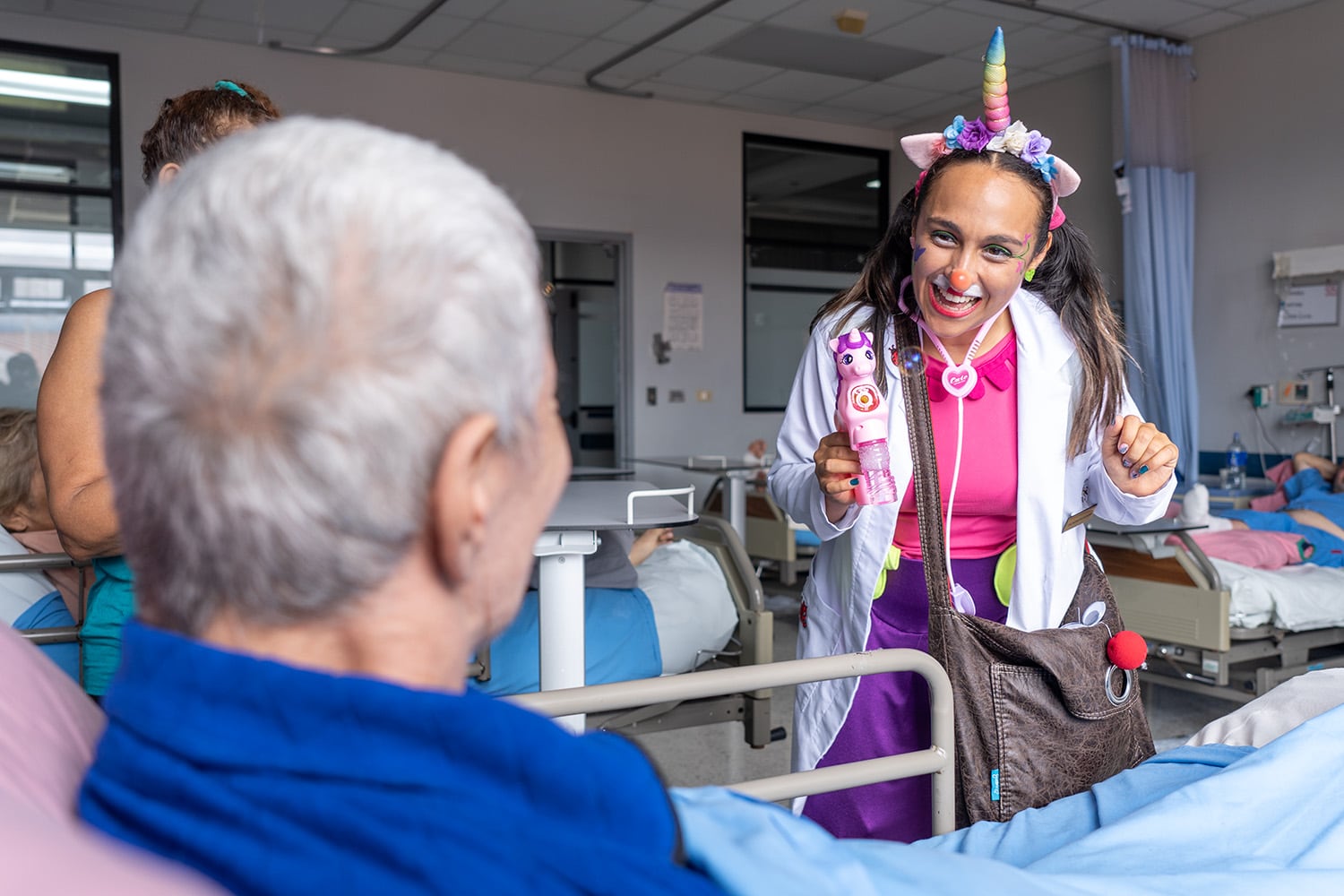 Doctores payasos curan a los pacientes de los hospitales con humor y amor