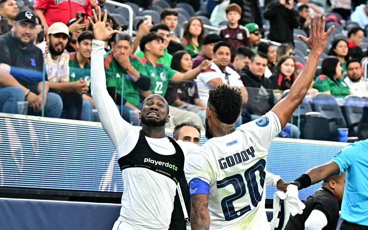 Panama's forward #18 Cecilio Waterman (L) celebrates scoring his team's first goal during the CONCACAF Nations League semifinal football match between USA and Panama at SoFi Stadium in Inglewood, California, on March 20, 2025. (Photo by Frederic J. Brown / AFP)