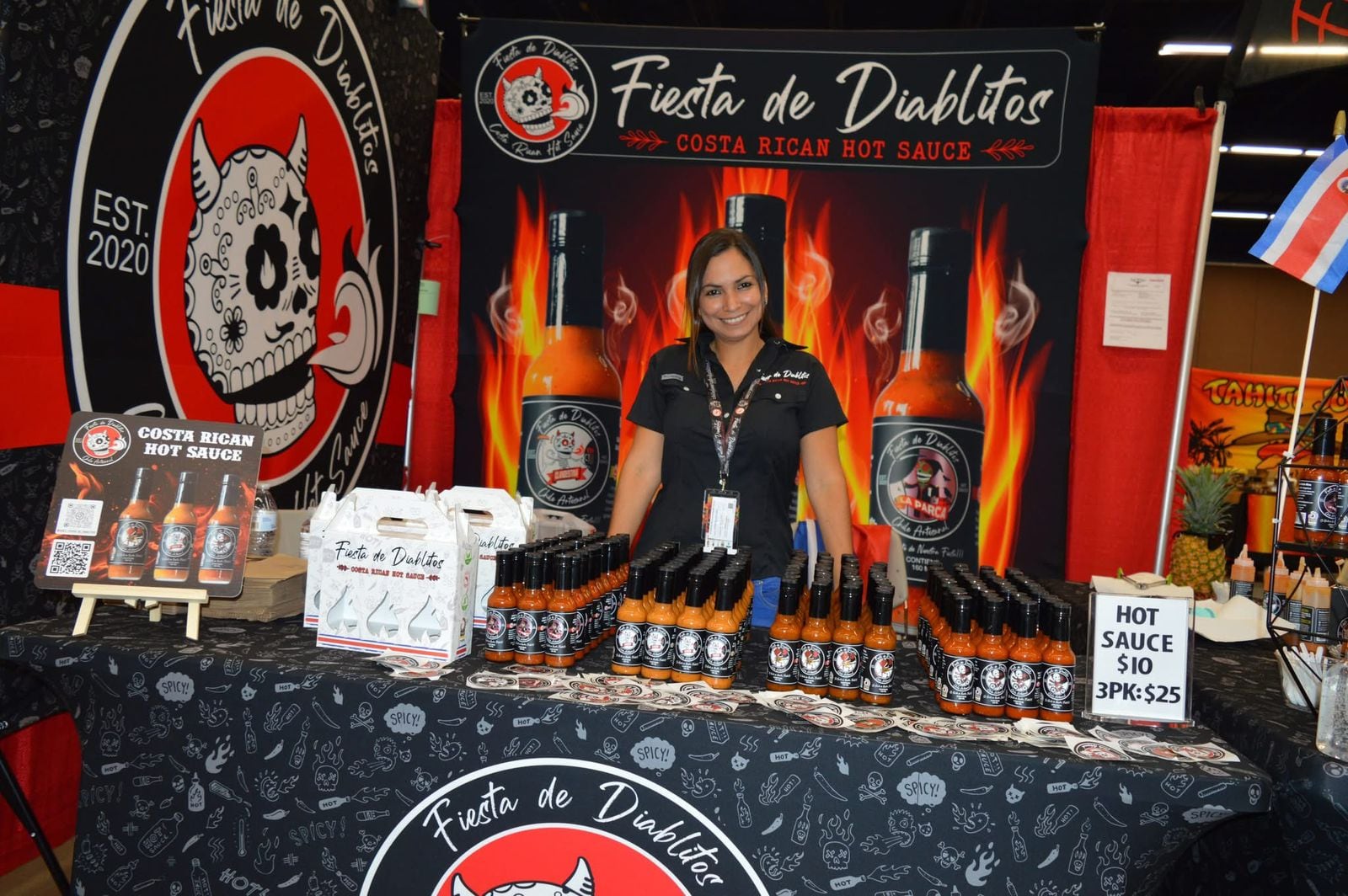 Juan Carlos Bermúdez Varela y su esposa, Andrea Quesada, vecinos de San Antonio de Desamparados, ganaron el chile de oro en el Campeonato Mundial del Chile Picante con su salsa picante Clandestina