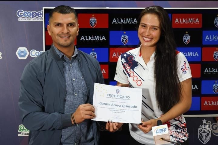 Gerente de la ADSC, Gustavo Pérez y Seleccionada Nacional de Voleibol de Playa Kianny Araya
