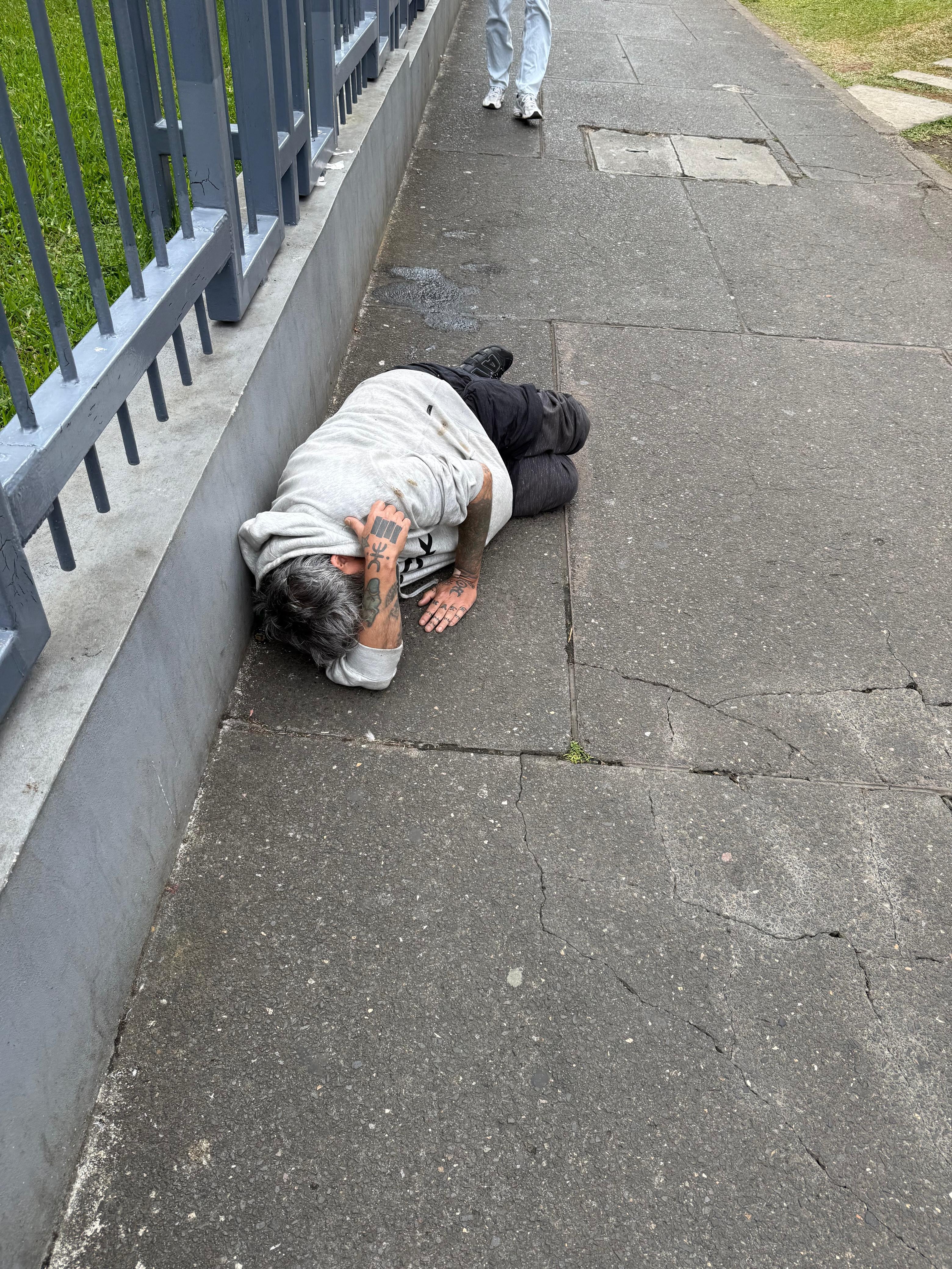 लुईस लोरेटो, लोरिटो म्हणून ओळखले जाते, माजी व्हीएम लॅटिनो प्रस्तुतकर्ता, सॅन जोसच्या मध्यभागी झोपलेले असताना ला तेजाशी बोलले.