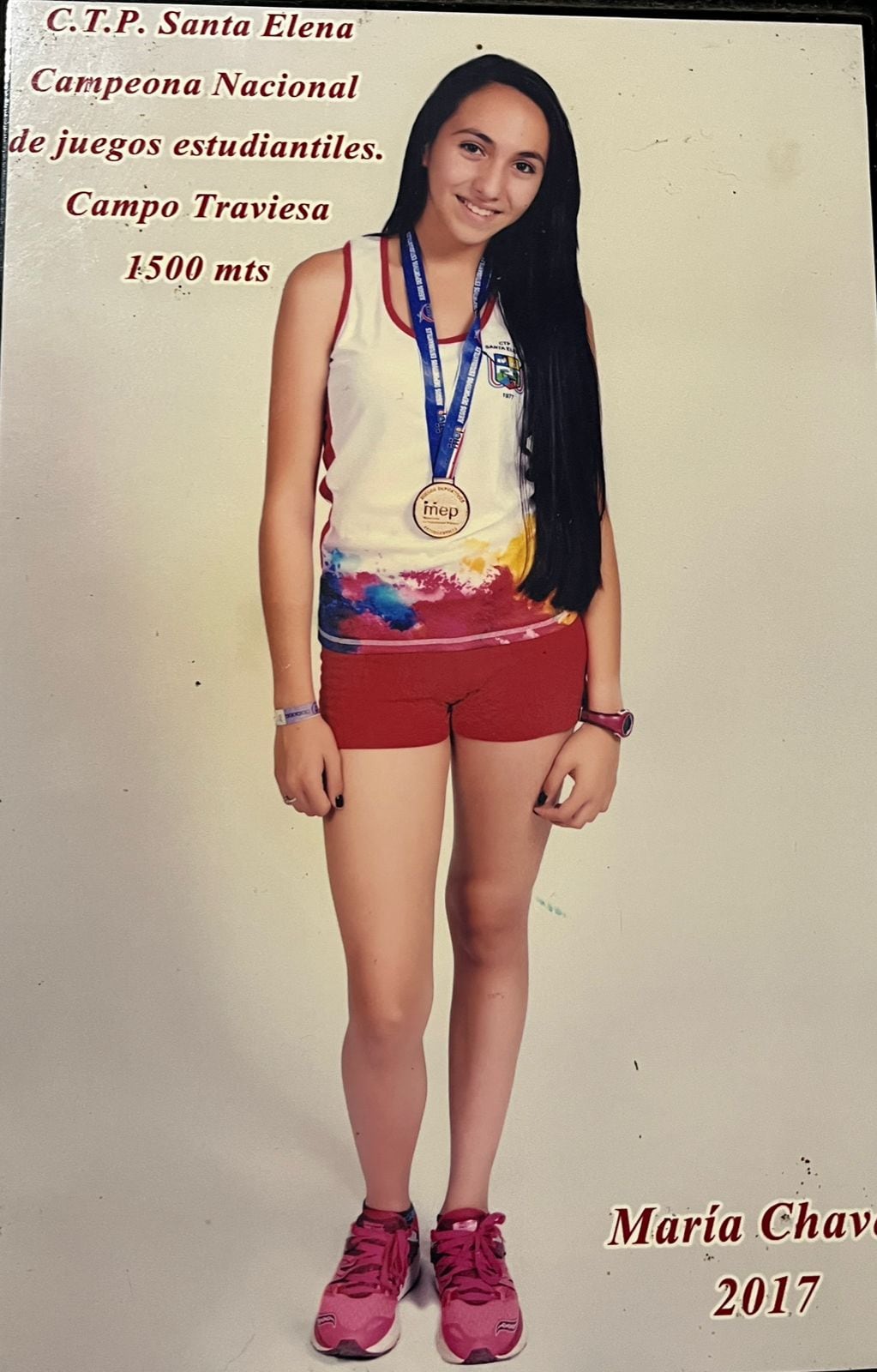 María Nellys Chaves Madrigal cruzó la meta de los 3.000 metros con obstáculos en los Juegos Deportivos Nacionales Limón 2026, no solo ganó una medalla de oro, con un tiempo de 10:48.94, la joven fondista de 22 años derribó un récord nacional que pertenecía a Gabriela Traña desde hace casi dos décadas.