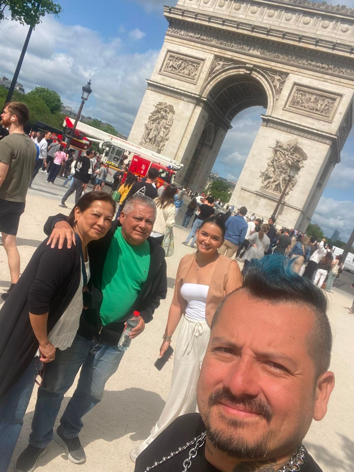 LuisGa Loría, vocalista de Los Ajenos,, y sus familia.